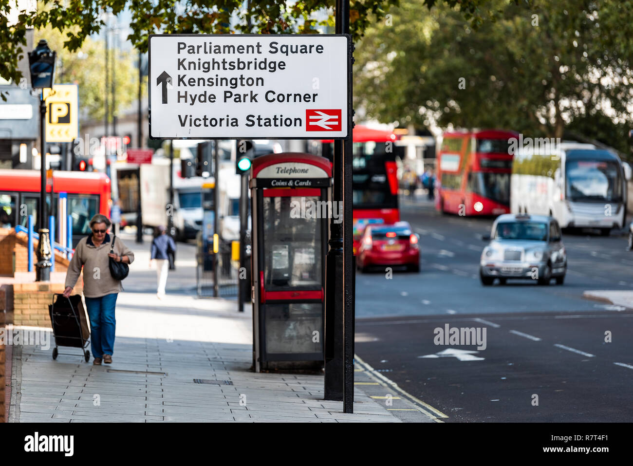 London, Regno Unito - 15 Settembre 2018: Regno Unito, Pimlico quartiere di Westminster distretto, firmare le indicazioni per la piazza del Parlamento, la stazione Victoria, ur Foto Stock