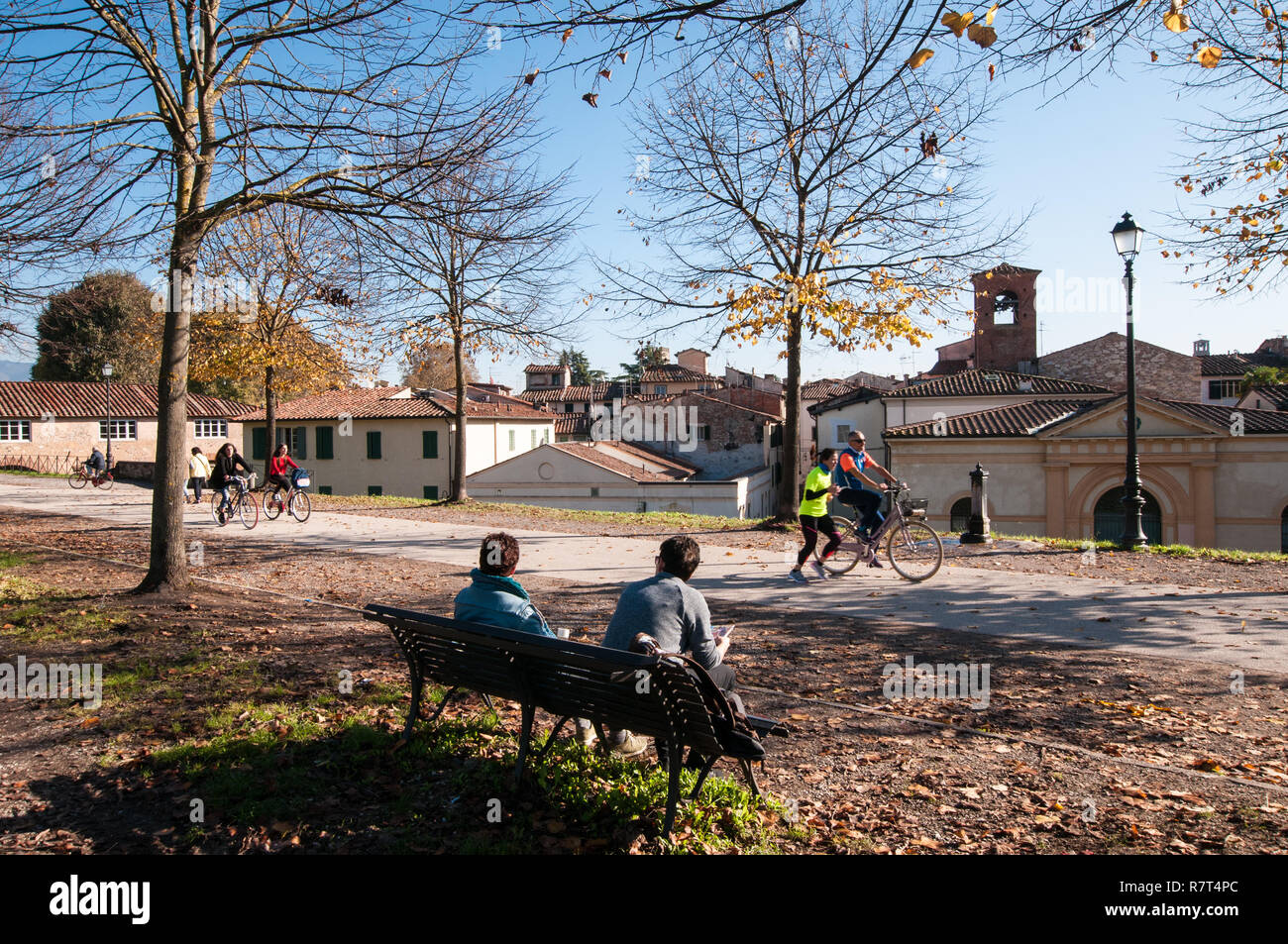 Lucca. Sulle mura della città Foto Stock