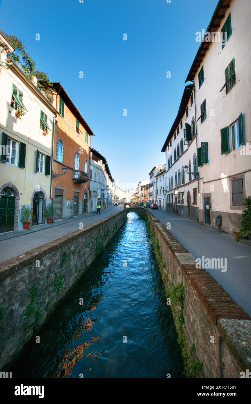 Lungo via del Fosso, canal street Foto Stock