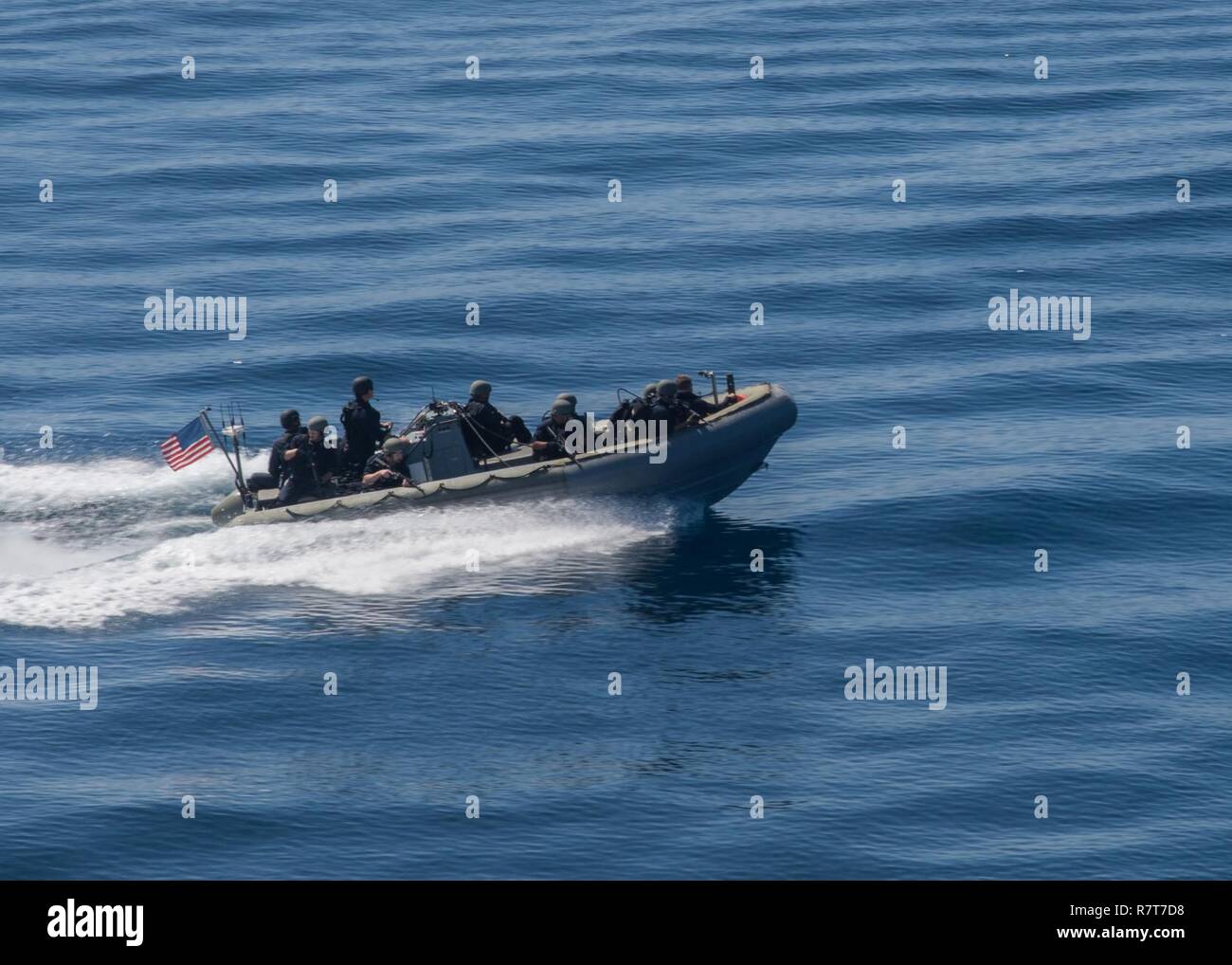 Oceano Pacifico (5 aprile 2017) velisti assegnati alle visite-missili cruiser USS Lake Erie (CG 70) condotta visita, scheda, ricerca e sequestro (VBSS) formazione mentre in corso di un conduttore composito unità di formazione esercizio (COMPTUEX) con il vettore Nimitz Strike gruppo in preparazione per una prossima distribuzione. Prove COMPTUEX la missione di prontezza dello sciopero del gruppo attività attraverso la simulazione di scenari del mondo reale e la loro capacità di eseguire come una unità integrata. Foto Stock