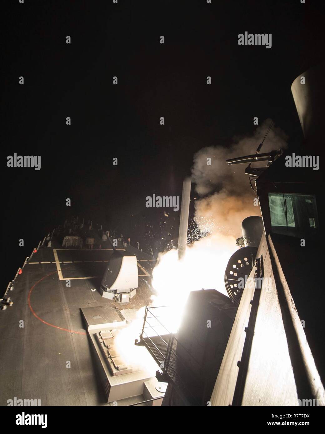 Mare Mediterraneo (7 aprile 2017) USS Ross (DDG 71) incendi un tomahawk land attack missile Aprile 7, 2017. USS Ross, un Arleigh Burke-class guidato-missile distruttore, distribuita a Rota, Spagna, sta conducendo operazioni navali negli Stati Uniti Sesta flotta area di operazioni a sostegno degli Stati Uniti per gli interessi di sicurezza nazionali in Europa e in Africa. Foto Stock