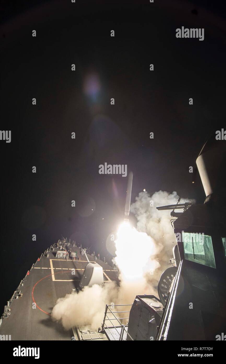 Mare Mediterraneo (7 aprile 2017) USS Ross (DDG 71) incendi un tomahawk land attack missile Aprile 7, 2017. USS Ross, un Arleigh Burke-class guidato-missile distruttore, distribuita a Rota, Spagna, sta conducendo operazioni navali negli Stati Uniti Sesta flotta area di operazioni a sostegno degli Stati Uniti per gli interessi di sicurezza nazionali in Europa e in Africa. Foto Stock