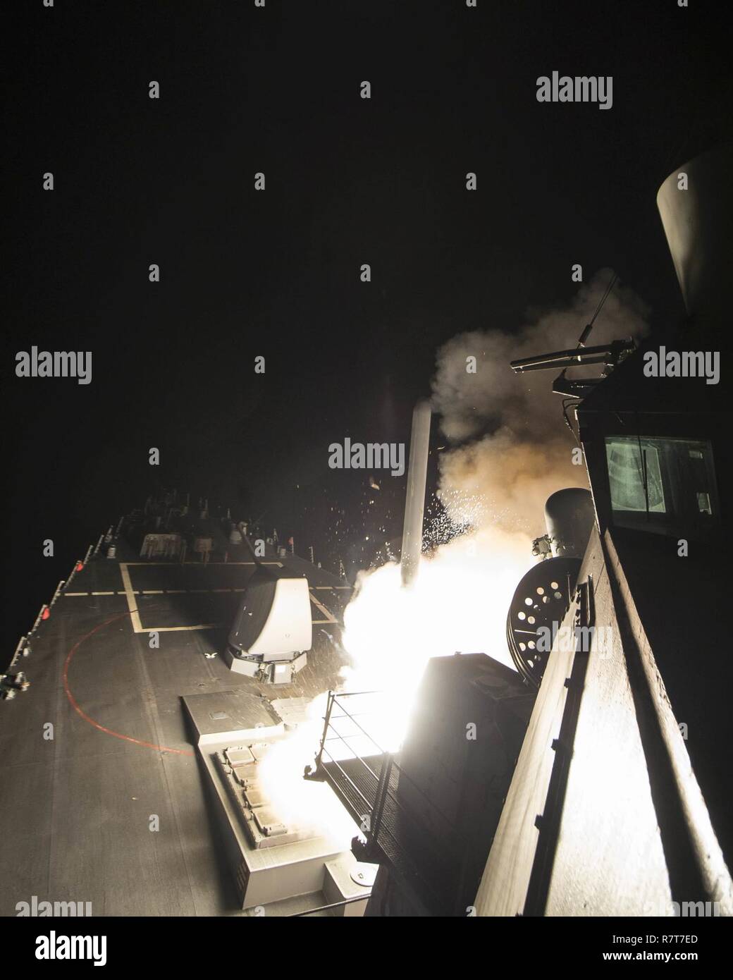 USS Ross (DDG 71) incendi un tomahawk land attack missile Aprile 7, 2017. USS Ross, un Arleigh Burke-class guidato-missile distruttore, distribuita a Rota, Spagna, sta conducendo operazioni navali negli Stati Uniti Sesta flotta area di operazioni a sostegno degli Stati Uniti per gli interessi di sicurezza nazionali in Europa e in Africa. Foto Stock