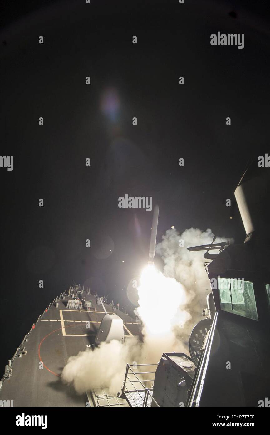 USS Ross (DDG 71) incendi un tomahawk land attack missile Aprile 7, 2017. USS Ross, un Arleigh Burke-class guidato-missile distruttore, distribuita a Rota, Spagna, sta conducendo operazioni navali negli Stati Uniti Sesta flotta area di operazioni a sostegno degli Stati Uniti per gli interessi di sicurezza nazionali in Europa e in Africa. Foto Stock