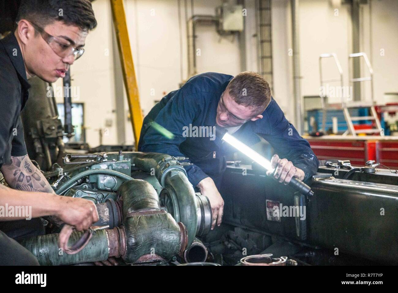 Stati Uniti Airman Prima Classe Devin Johnson (a destra), un veicolo meccanico con 139a disponibilità logistica Squadron, Missouri Air National Guard, esegue le operazioni di manutenzione sul motore di un Tunner 60K caricatore, durante una distribuzione la formazione sul campo a Ramstein Air Base, Germania, Aprile 6, 2016. Oltre 40 gli avieri con 139 LRS stavano lavorando fianco a fianco con i loro omologhi dei 86- Aria Mobilità ala per migliorare i loro livelli di specialità entro la loro carriera di singoli campi. Ramstein Air Base è la casa del 86th, 435th e 721st Aria Mobilità Ali che supportano tre teatri: Stati Uniti Africa Comando, Comando Centrale Foto Stock