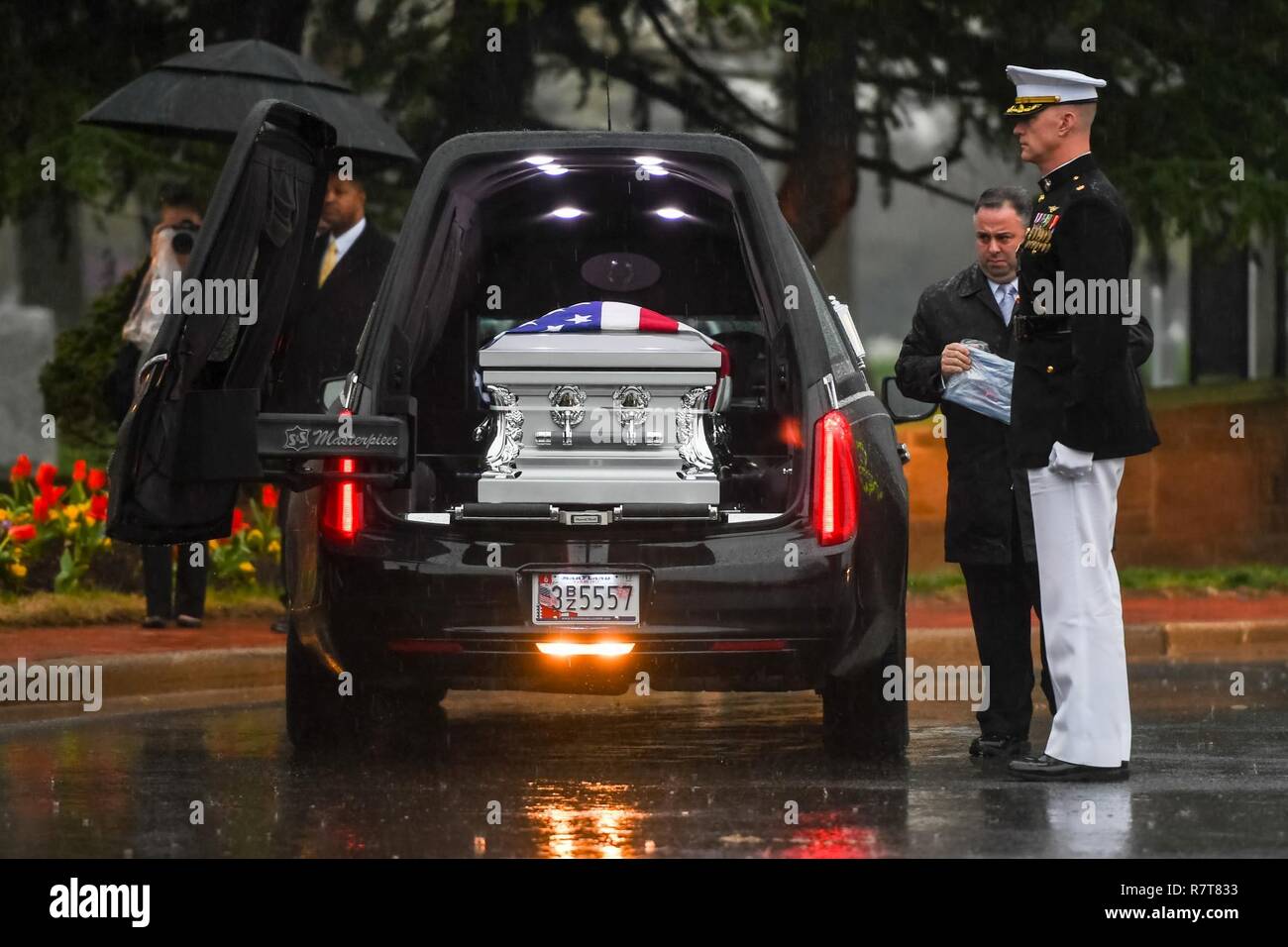 Stati Uniti I soldati assegnati al cassero plotone, 3° U.S. Reggimento di Fanteria (la vecchia guardia), e Marines, con gli Stati Uniti Marine Corps Guardia d'onore, partecipare a una cerimonia di inumazione per John Glenn presso il Cimitero Nazionale di Arlington, in Arlington, Virginia, 6 Aprile, 2017. Glenn, un ex senatore Ohio, U.S. Marine Corps aviatore e astronauta, morì in età di 95 a 8 Dicembre, 2016. Foto Stock