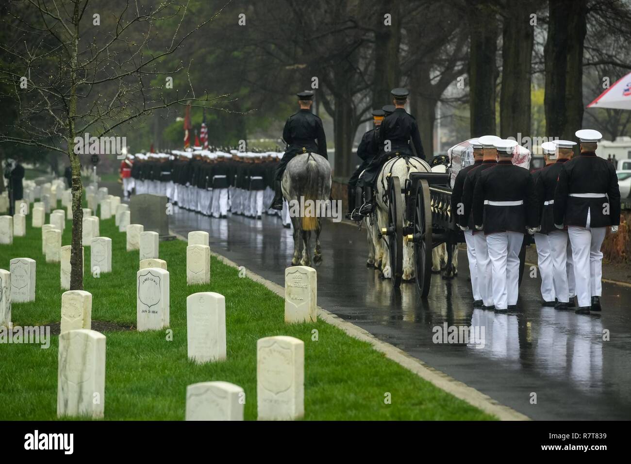 Stati Uniti Marines assegnati per gli Stati Uniti Marine Corps Guardia d'onore prendere lo scrigno di John Glenn, un ex senatore Ohio, U.S. Marine Corps aviatore e astronauta, durante il suo funerale cerimonia presso il Cimitero Nazionale di Arlington, Virginia, 6 Aprile, 2017. Foto Stock