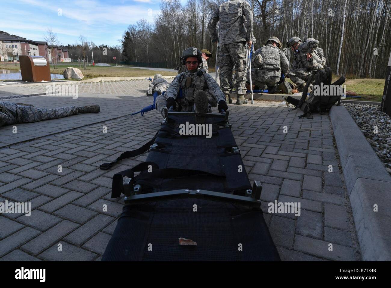 Senior Airman Nigel Crudgington, centesimo delle forze di sicurezza squadrone tecnico armor, imposta una lettiera per il trasporto di un ferito simulato Airman durante il combattimento tattico casualty care porzione della 435th delle forze di sicurezza lo squadrone di massa del Combat Readiness Training Center di operazioni di sicurezza Corso su Ramstein Air Base, Germania, 30 marzo 2017. Avieri assegnato per la 86fs, 422fs, centesimo SFS e 569th U.S. Forze squadrone di polizia hanno partecipato al corso. Foto Stock