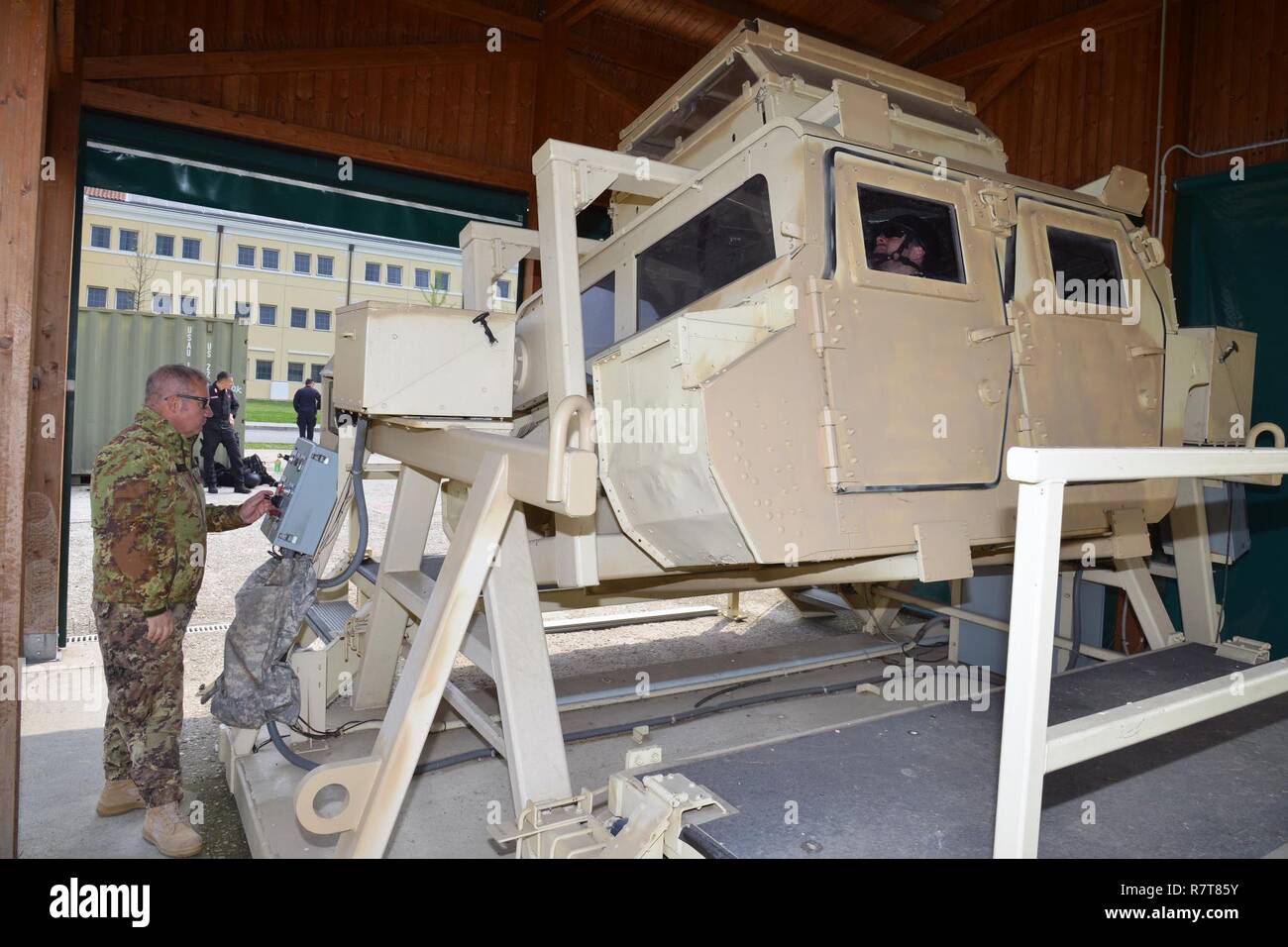 Sgt. Il Mag. Massimo Giordano esercito italiano, assistono i Carabinieri del 7° Reggimento Carabinieri "Laives" Bolzano e xiii reggimento Carabinieri "Friuli Venezia Giulia Gorizia, durante il training con la elevata mobilità multiuso di veicolo su ruote (HMMWV) assistenza egress trainer (calore), a Caserma Ederle, Aprile 6, 2017, Vicenza, Italia. Il simulatore consente ai soldati di pratica uscire dai veicoli, di competenze e di impegnarsi in scenari realistici. Uso dei Carabinieri U.S. RTSD esercito sud attrezzatura per migliorare le relazioni bilaterali e per espandere i livelli di cooperazione e la capacità del personale Foto Stock