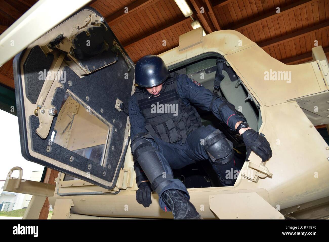 Carabinieri del 7° Reggimento Carabinieri "Laives" Bolzano e xiii reggimento Carabinieri "Friuli Venezia Giulia Gorizia condurre attività di formazione utilizzando la elevata mobilità multiuso di veicolo su ruote (HMMWV) assistenza egress trainer (calore), a Caserma Ederle Vicenza, Italia, Aprile 6, 2017. Il simulatore consente ai soldati di pratica uscire dai veicoli, di competenze e di impegnarsi in scenari realistici. Uso dei Carabinieri U.S. RTSD esercito sud attrezzatura per migliorare le relazioni bilaterali e per espandere i livelli di cooperazione e la capacità del personale coinvolto nelle operazioni congiunte. Foto Stock