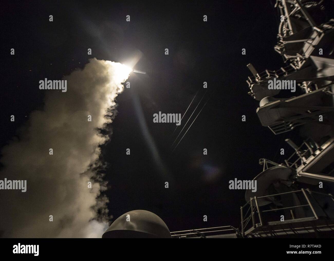 Mare Mediterraneo (7 aprile 2017) USS Ross (DDG 71) incendi un tomahawk land attack missile Aprile 7, 2017. USS Ross, un Arleigh Burke-class guidato-missile distruttore, distribuita a Rota, Spagna, sta conducendo operazioni navali negli Stati Uniti Sesta flotta area di operazioni a sostegno degli Stati Uniti per gli interessi di sicurezza nazionali in Europa e in Africa. Foto Stock