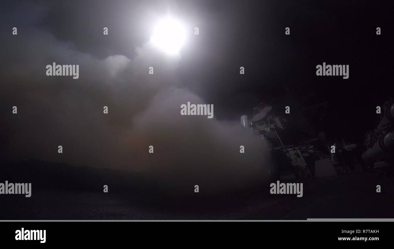 - Mare Mediterraneo (Aprile 7, 2017) le visite-missile destroyer USS Porter (DDG 78) conduce operazioni di sciopero mentre nel mare Mediterraneo, Aprile 7, 2017. Porter, distribuita a Rota, Spagna, sta conducendo operazioni navali negli Stati Uniti Sesta flotta area di operazioni a sostegno degli Stati Uniti per gli interessi di sicurezza nazionali in Europa. Foto Stock