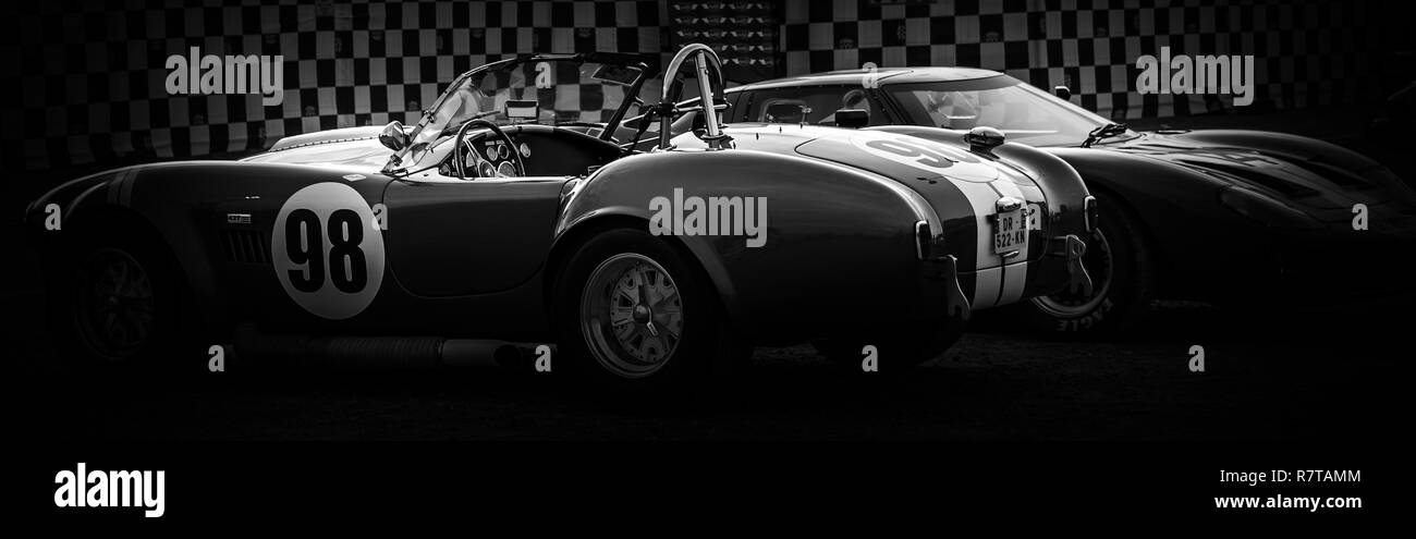 La silhouette di un AC Cobra e la Ford GT40 racing car. Foto Stock