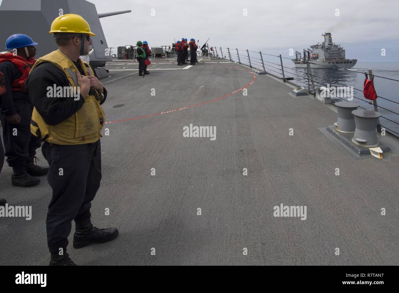 Oceano Pacifico (4 aprile 2017) marinai a bordo Arleigh Burke-class guidato-missile destroyer USS Sterett (DDG 104) preparare per venire a fianco di Henry J. Kaiser-class in corso oliatore di rifornimento USNS Yukon (T-AO-202) per iniziare un rifornimento in corso. Sterett è parte della superficie Sterett-Dewey Action Group ed è il terzo gruppo di distribuzione che operano sotto il comando ed il controllo costrutto denominato 3a flotta in avanti. Stati Uniti 3a flotta operante in avanti offre opzioni aggiuntive per la flotta del Pacifico commander sfruttando le capacità del 3° e 7° flotte. Foto Stock
