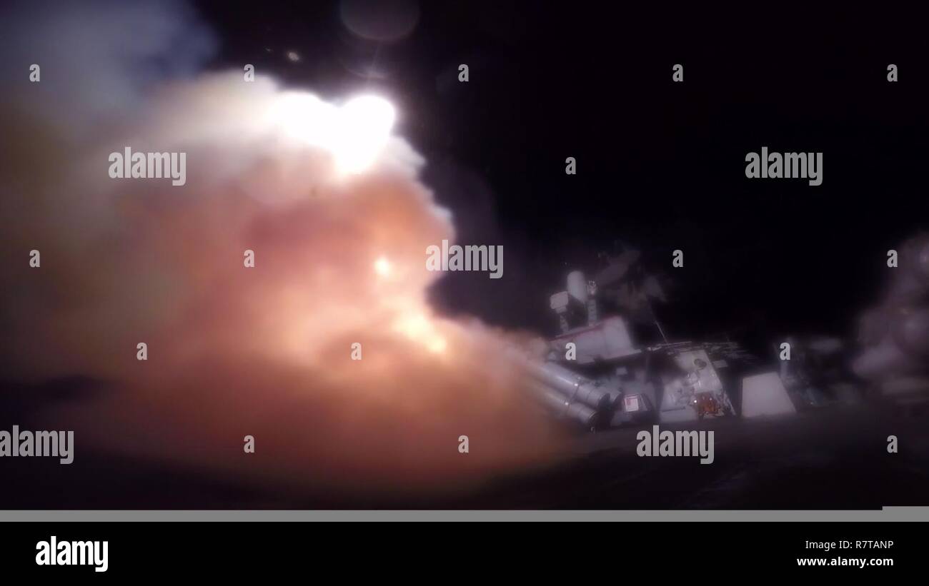 - Mare Mediterraneo (Aprile 7, 2017) le visite-missile destroyer USS Porter (DDG 78) conduce operazioni di sciopero mentre nel mare Mediterraneo, Aprile 7, 2017. Porter, distribuita a Rota, Spagna, sta conducendo operazioni navali negli Stati Uniti Sesta flotta area di operazioni a sostegno degli Stati Uniti per gli interessi di sicurezza nazionali in Europa. Foto Stock