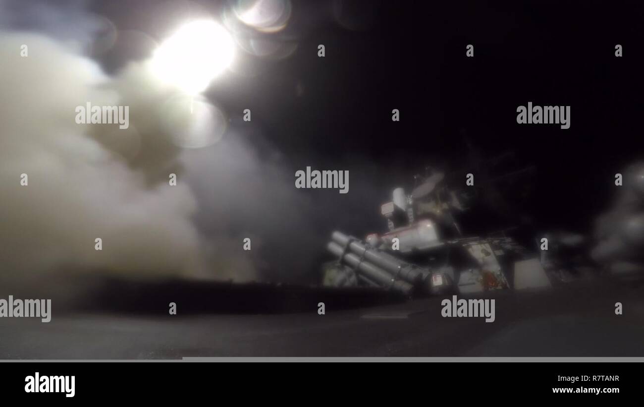 - Mare Mediterraneo (Aprile 7, 2017) le visite-missile destroyer USS Porter (DDG 78) conduce operazioni di sciopero mentre nel mare Mediterraneo, Aprile 7, 2017. Porter, distribuita a Rota, Spagna, sta conducendo operazioni navali negli Stati Uniti Sesta flotta area di operazioni a sostegno degli Stati Uniti per gli interessi di sicurezza nazionali in Europa. Foto Stock