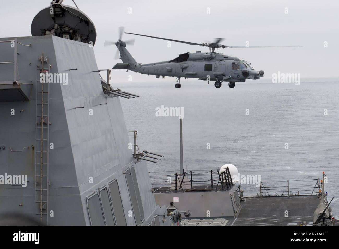 Oceano Pacifico (5 aprile 2017) un MH-60R Sea Hawk elicottero assegnato all'elicottero Maritime Strike Squadron (HSM) 49 si diparte la Arleigh Burke-class guidato-missile destroyer USS Sterett (DDG 104). La nave è parte della superficie Sterett-Dewey Action Group, operanti sotto il comando ed il controllo costrutto denominato 3a flotta in avanti. Foto Stock