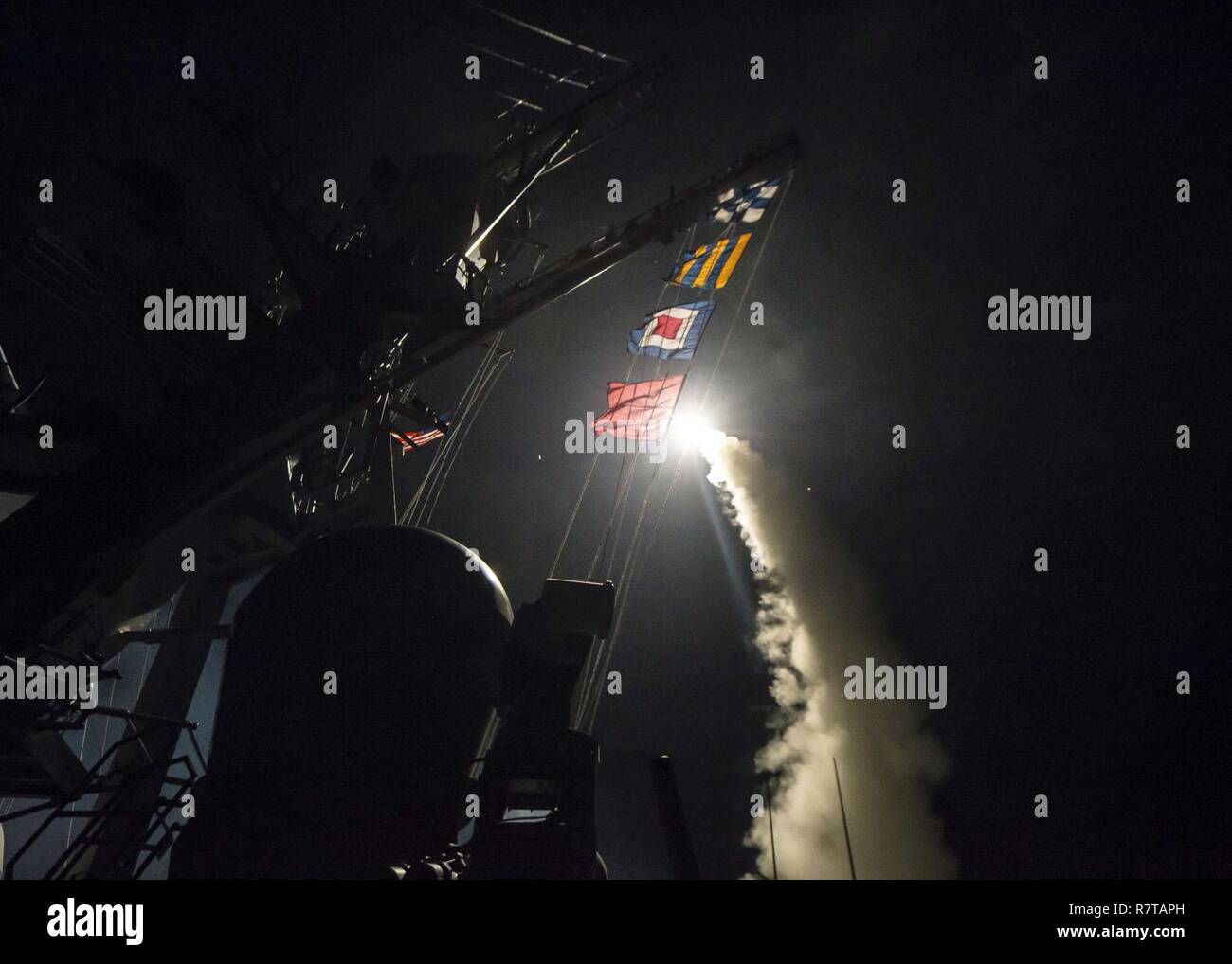 Mare Mediterraneo (Aprile 7, 2017) le visite-missile destroyer USS Ross (DDG 71) incendi un Tomahawk land attack missile Aprile 7, 2017. Ross è distribuita a Rota, Spagna, e sta conducendo operazioni navali negli Stati Uniti Sesta flotta area di operazioni a sostegno degli Stati Uniti per gli interessi di sicurezza nazionali in Europa e in Africa. Foto Stock