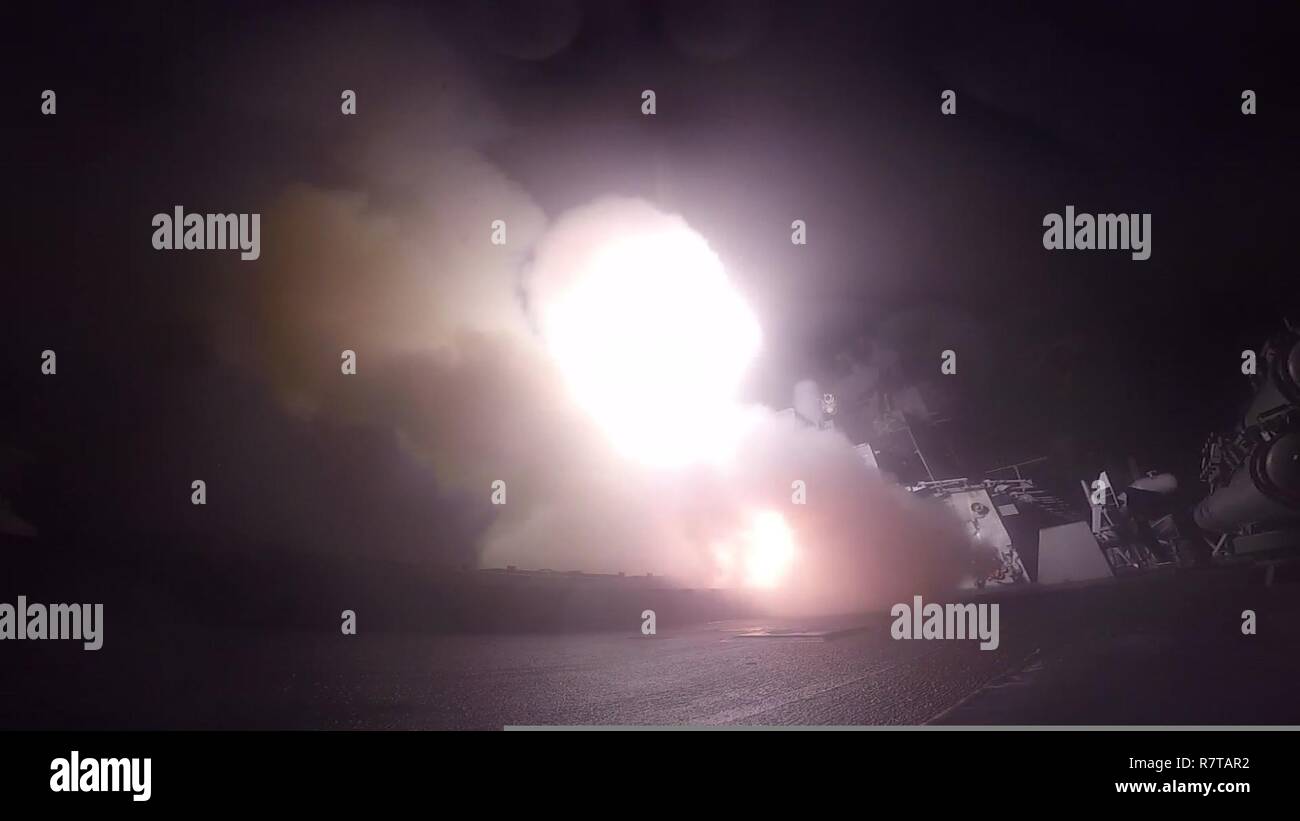 - Mare Mediterraneo (Aprile 7, 2017) le visite-missile destroyer USS Porter (DDG 78) conduce operazioni di sciopero mentre nel mare Mediterraneo, Aprile 7, 2017. Porter, distribuita a Rota, Spagna, sta conducendo operazioni navali negli Stati Uniti Sesta flotta area di operazioni a sostegno degli Stati Uniti per gli interessi di sicurezza nazionali in Europa. Foto Stock