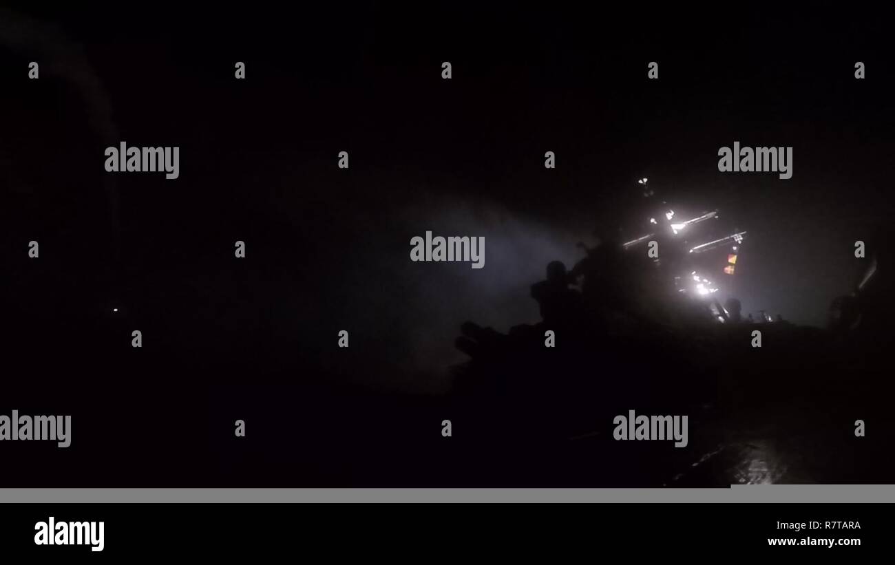 - Mare Mediterraneo (Aprile 7, 2017) le visite-missile destroyer USS Porter (DDG 78) conduce operazioni di sciopero mentre nel mare Mediterraneo, Aprile 7, 2017. Porter, distribuita a Rota, Spagna, sta conducendo operazioni navali negli Stati Uniti Sesta flotta area di operazioni a sostegno degli Stati Uniti per gli interessi di sicurezza nazionali in Europa. Foto Stock