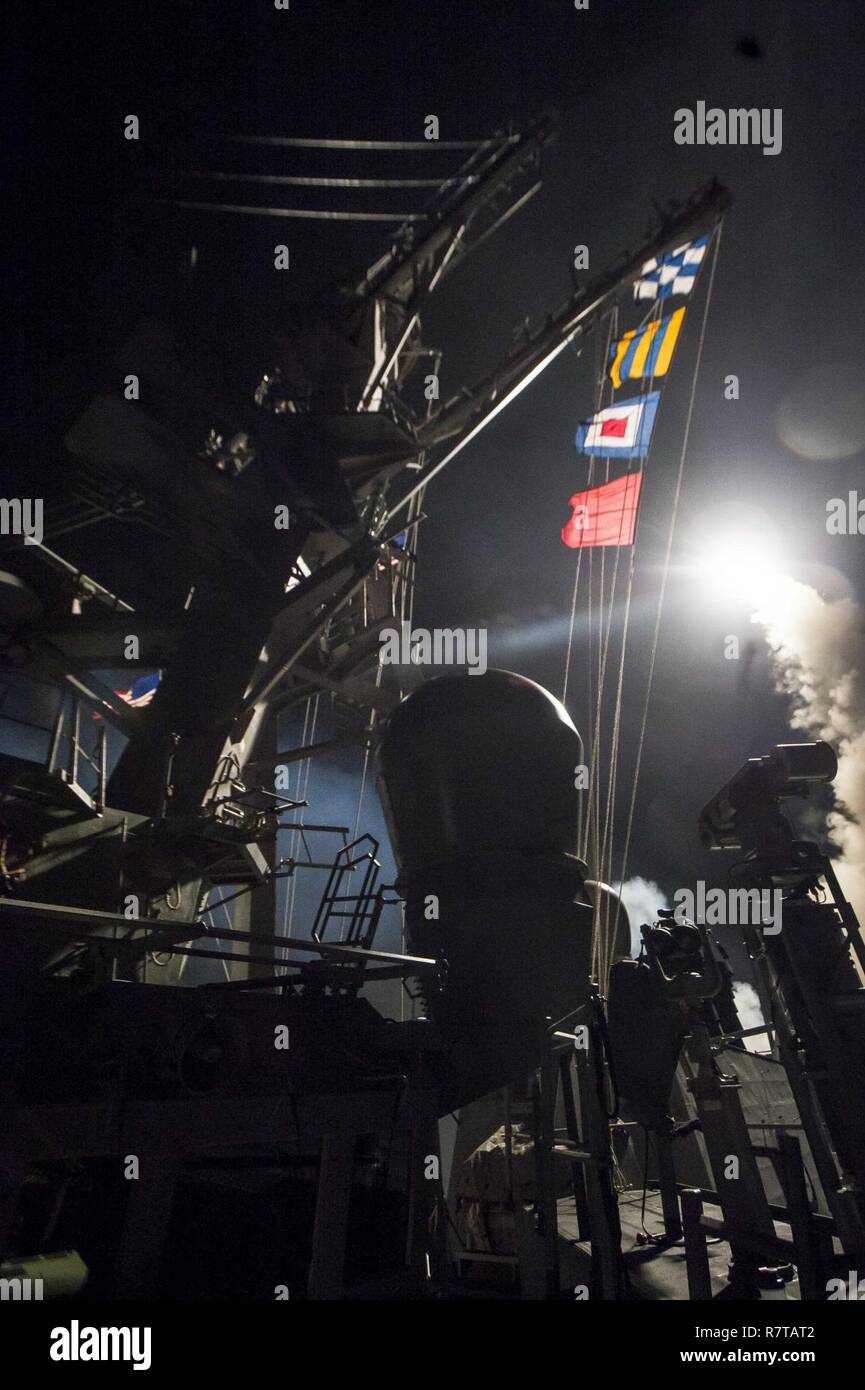 Mare Mediterraneo (Aprile 7, 2017) le visite-missile destroyer USS Ross (DDG 71) incendi un Tomahawk land attack missile Aprile 7, 2017. Ross è distribuita a Rota, Spagna, e sta conducendo operazioni navali negli Stati Uniti Sesta flotta area di operazioni a sostegno degli Stati Uniti per gli interessi di sicurezza nazionali in Europa e in Africa. Foto Stock