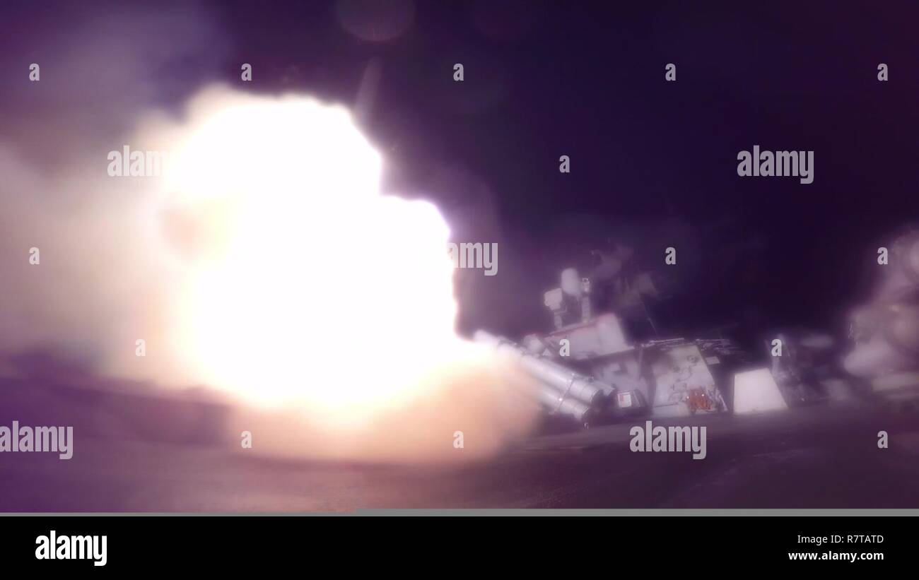 - Mare Mediterraneo (Aprile 7, 2017) le visite-missile destroyer USS Porter (DDG 78) conduce operazioni di sciopero mentre nel mare Mediterraneo, Aprile 7, 2017. Porter, distribuita a Rota, Spagna, sta conducendo operazioni navali negli Stati Uniti Sesta flotta area di operazioni a sostegno degli Stati Uniti per gli interessi di sicurezza nazionali in Europa. Foto Stock