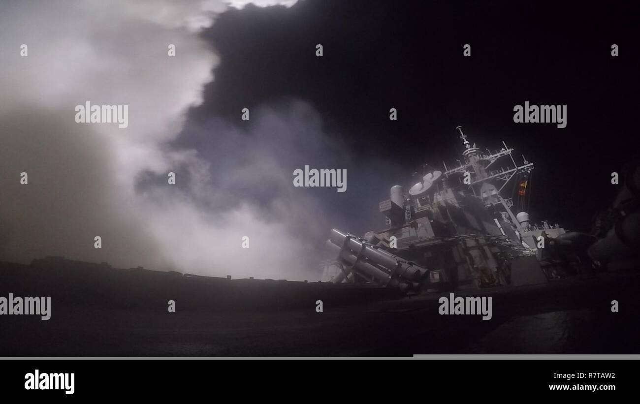 - Mare Mediterraneo (Aprile 7, 2017) le visite-missile destroyer USS Porter (DDG 78) conduce operazioni di sciopero mentre nel mare Mediterraneo, Aprile 7, 2017. Porter, distribuita a Rota, Spagna, sta conducendo operazioni navali negli Stati Uniti Sesta flotta area di operazioni a sostegno degli Stati Uniti per gli interessi di sicurezza nazionali in Europa. Foto Stock