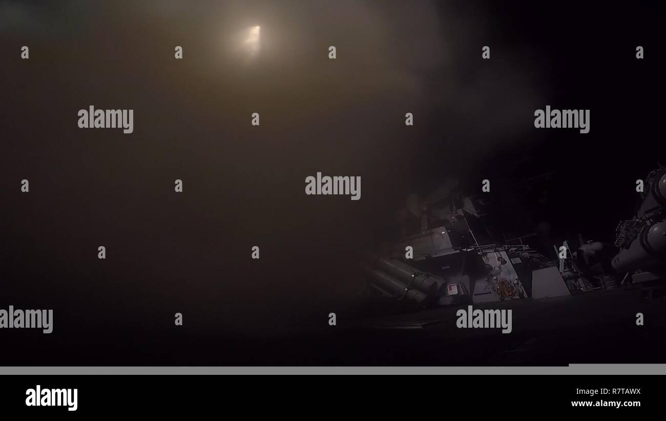 - Mare Mediterraneo (Aprile 7, 2017) le visite-missile destroyer USS Porter (DDG 78) conduce operazioni di sciopero mentre nel mare Mediterraneo, Aprile 7, 2017. Porter, distribuita a Rota, Spagna, sta conducendo operazioni navali negli Stati Uniti Sesta flotta area di operazioni a sostegno degli Stati Uniti per gli interessi di sicurezza nazionali in Europa. Foto Stock