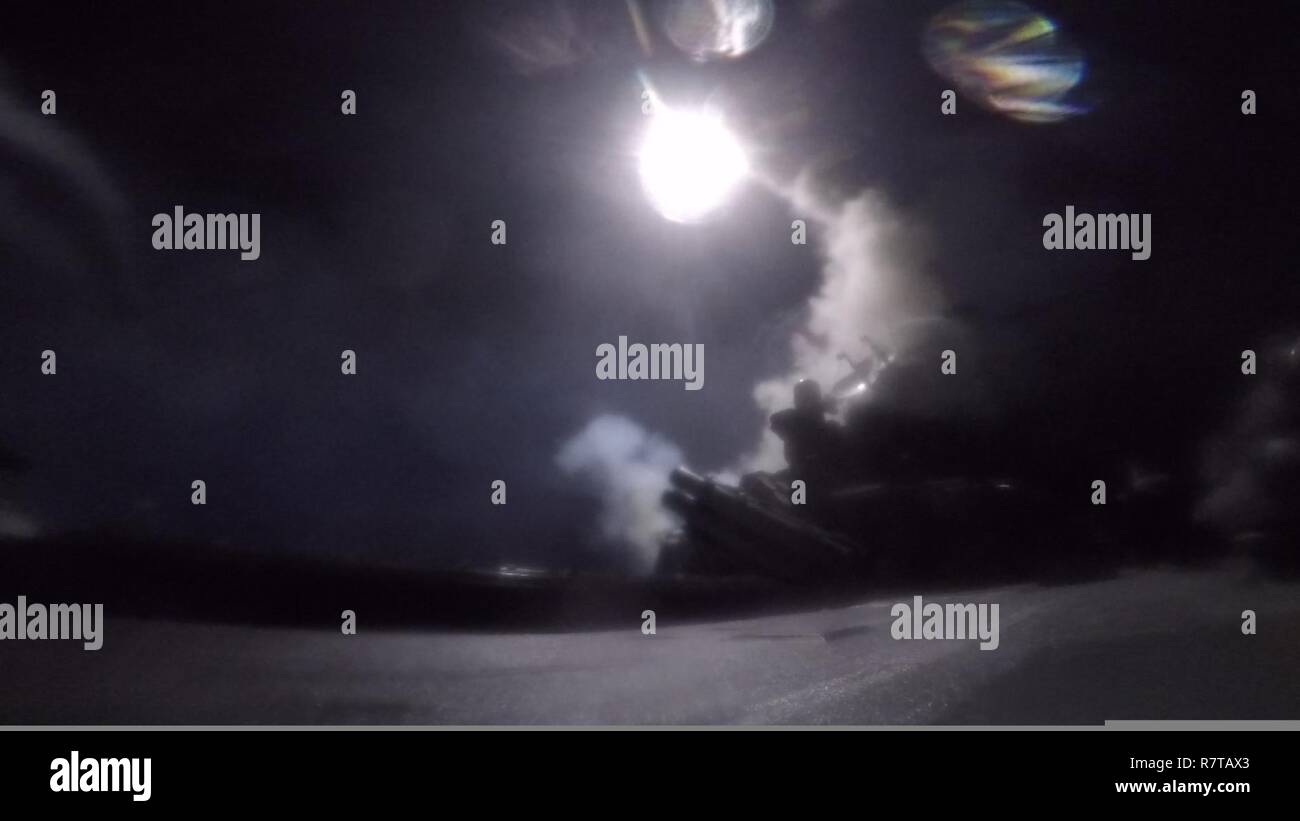 - Mare Mediterraneo (Aprile 7, 2017) le visite-missile destroyer USS Porter (DDG 78) conduce operazioni di sciopero mentre nel mare Mediterraneo, Aprile 7, 2017. Porter, distribuita a Rota, Spagna, sta conducendo operazioni navali negli Stati Uniti Sesta flotta area di operazioni a sostegno degli Stati Uniti per gli interessi di sicurezza nazionali in Europa. Foto Stock