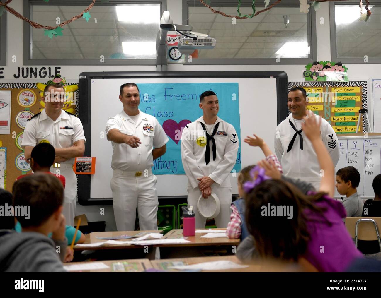 BILOXI Miss. (6 aprile 2017) marinai con il Arleigh Burke-class missile destroyer USS Ramage (DDG 61) condurre una scienza, tecnologia e ingegneria meccanica (gambo) breve per gli studenti di North Bay scuola elementare durante la costa del Golfo del Mississippi Navy settimana. Gulfport Biloxi/è una delle regioni selezionate per ospitare un 2017 Navy la settimana, una settimana dedicata a sollevare U.S. Navy in consapevolezza attraverso irradiazione locale, nel servizio alla comunità e mostre. Foto Stock