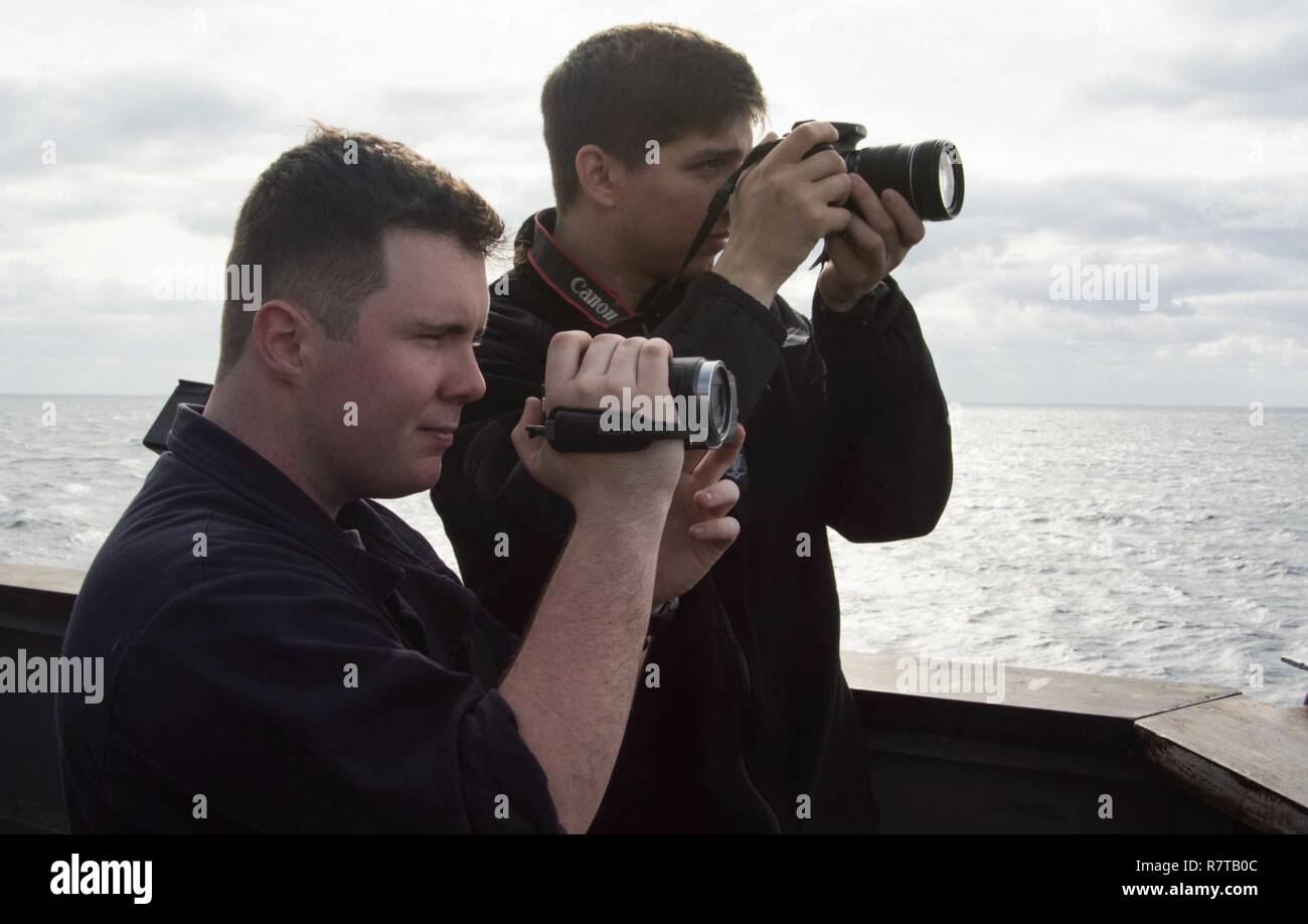 Oceano atlantico (Mar. 31, 2017) marinai, assegnato all'guidato-missile destroyer USS Mason (DDG 87), partecipare a. Mason, parte di Eisenhower Carrier Strike gruppo, è in corso la partecipazione in un esercizio di supporto a sostegno della flotta ottimizzato il piano di risposta (OFRP). Foto Stock