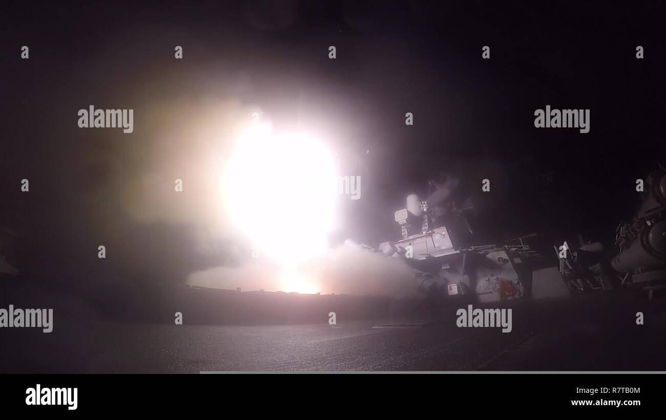 - Mare Mediterraneo (Aprile 7, 2017) le visite-missile destroyer USS Porter (DDG 78) conduce operazioni di sciopero mentre nel mare Mediterraneo, Aprile 7, 2017. Porter, distribuita a Rota, Spagna, sta conducendo operazioni navali negli Stati Uniti Sesta flotta area di operazioni a sostegno degli Stati Uniti per gli interessi di sicurezza nazionali in Europa. Foto Stock