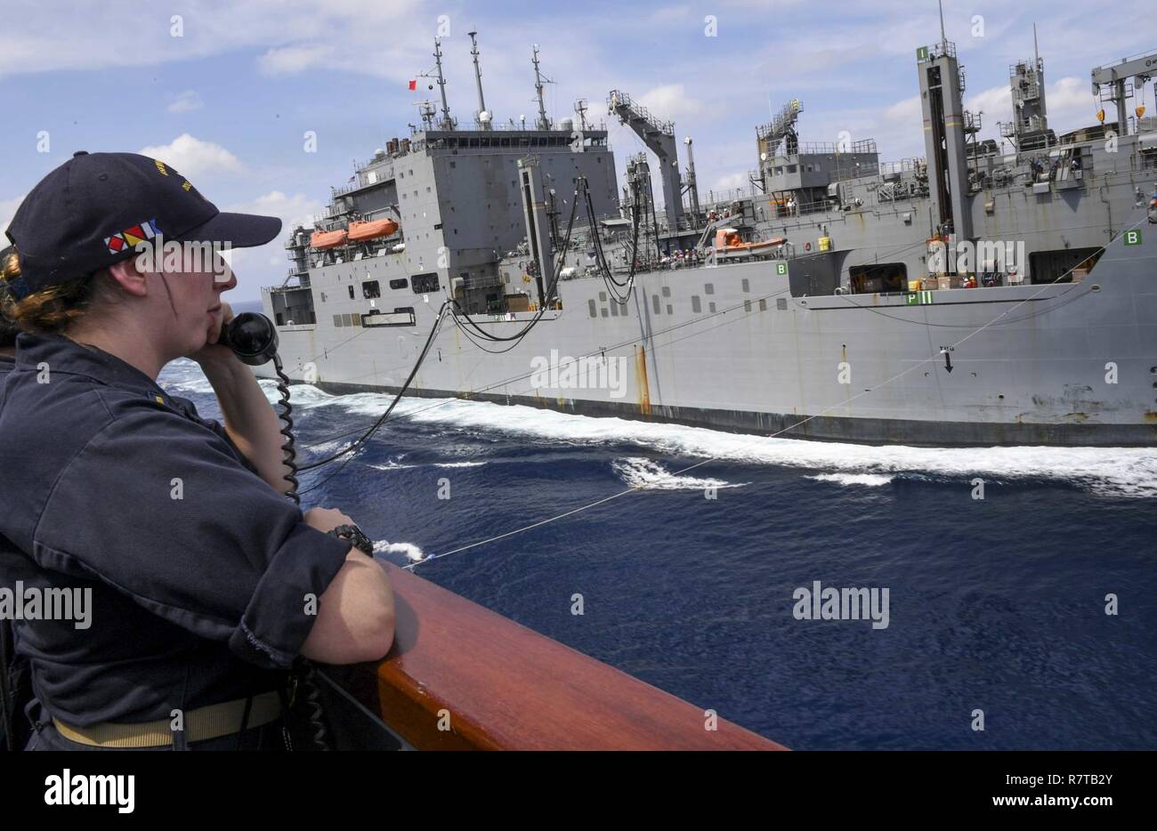 Sul mare del sud della Cina (3 aprile 2017) Ensign Hannah Brachfeld, dal monumento, Colorado, ordini di un cambiamento di rotta durante un rifornimento in mare con Lewis e Clark-secco classe nave cargo USNS Cesar Chavez (T-AKE 14), mentre a bordo Arleigh Burke-class guidato-missile destroyer USS Wayne E. Meyer (DDG 108). Wayne E. Meyer è su un regolarmente programmati Pacifico occidentale di implementazione con la Carl Vinson Carrier Strike gruppo come parte dell'U.S. Flotta del pacifico-led iniziativa di estendere U.S. 3 comando della flotta e le funzioni di controllo nella Indo-Asia-regione del Pacifico. Stati Uniti Navy portaerei strike gruppi hanno routi Foto Stock