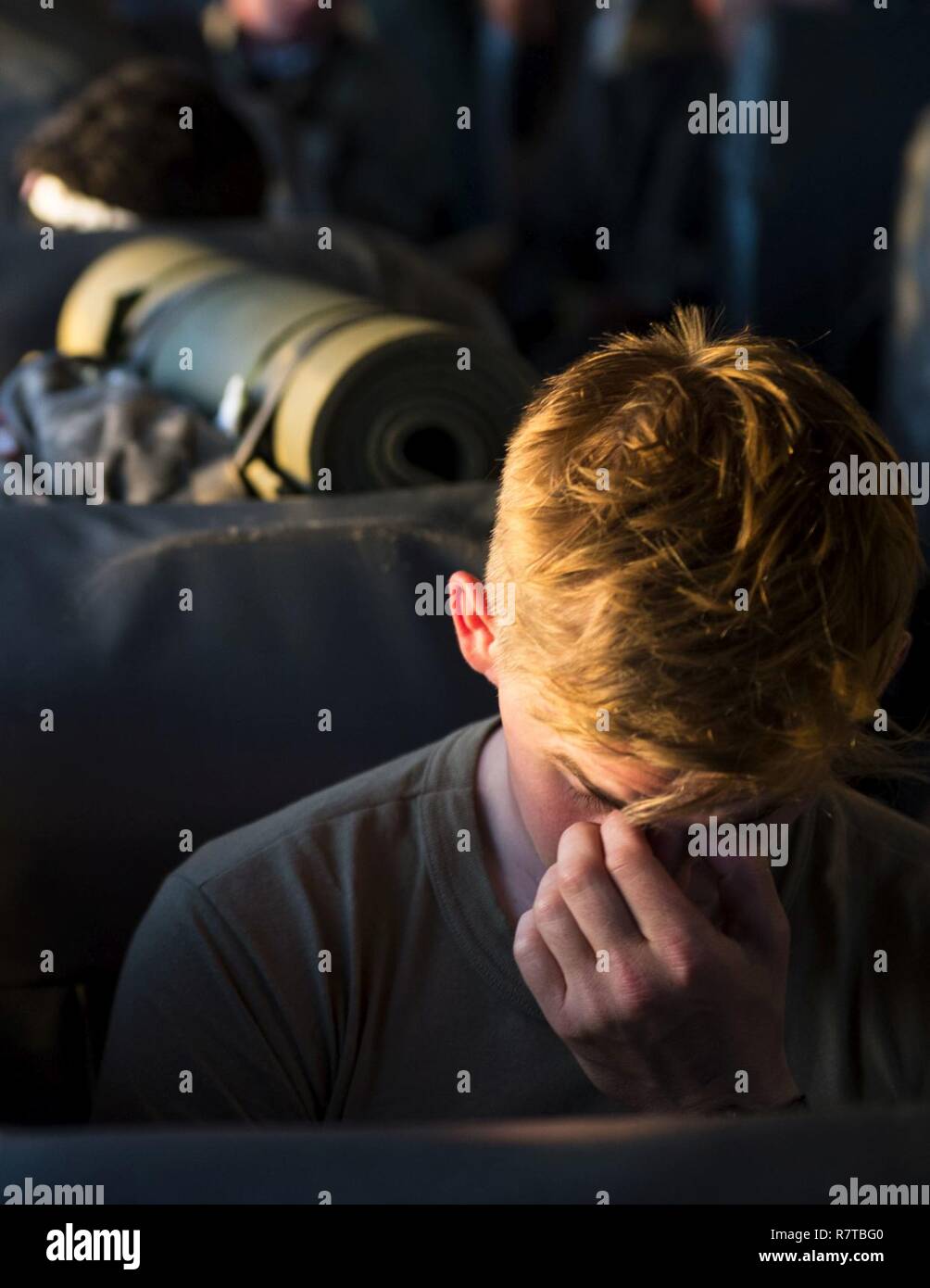 Un U.S Army Ranger prende una pausa prima di competere in una gara spartano durante la migliore concorrenza Ranger 2017 a Fort Mitchell, Ala., 8 aprile 2017. La trentaquattresima edizione annuale di David E. Grange Junior Ranger migliore concorrenza 2017 è un evento di tre giorni consistente di sfide per testare concorrente del fisico, mentale e capacità tecniche. Foto Stock