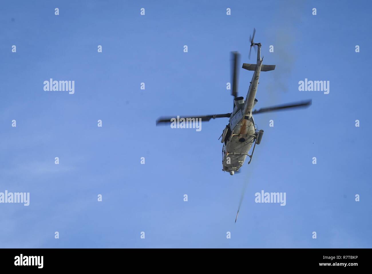 Un U.S. Marine Corps UH-1Y Venom assegnato al Marine armi di aviazione e le tattiche di uno squadrone (MAWTS-1) impegna bersagli durante un urbano vicino il supporto aereo (UCAS) esercizio come parte di armi e tattiche corso istruttori (WTI) 2-17 a Yodaville, Ariz., Aprile 7, 2017. La UCAS esercizio è stato progettato per la messa a fuoco su specifiche dell'occupazione del Tactical air e ad ala rotante aria offensiva aerea di supporto attivo allo scopo di sostenere la lotta di massa regime di elemento di manovra. WTI è di sette settimane di formazione evento ospitato da MAWTS-1 cadre, in cui si sottolinea che un'integrazione operativa delle sei funzioni di Marine Corp Foto Stock