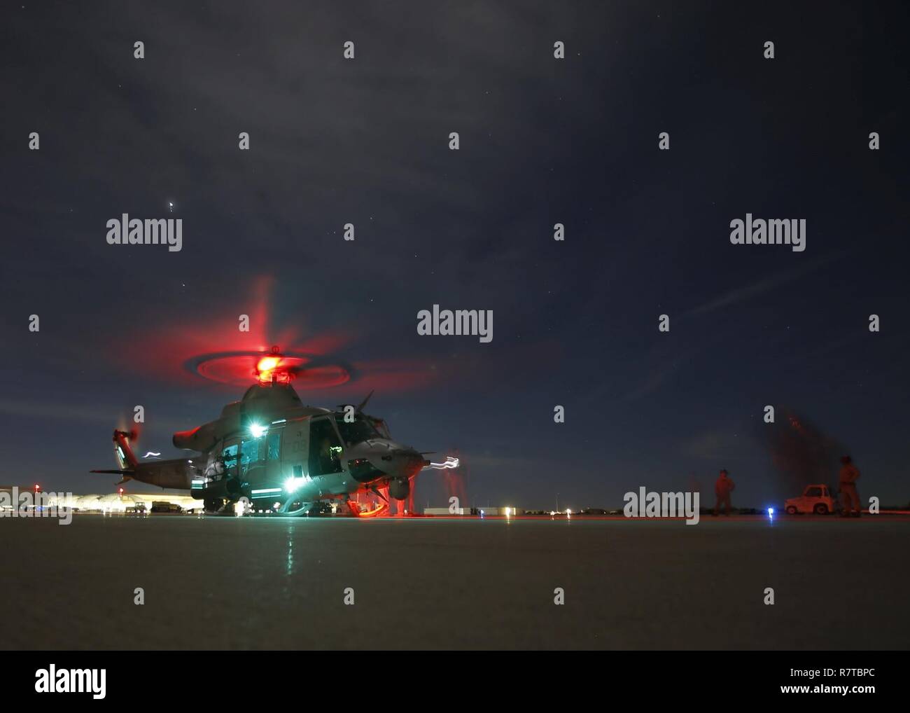 Stati Uniti Marine Corps UH-1Y Venom assegnato al Marine armi di aviazione e le tattiche di uno squadrone (MAWTS-1) poteri verso il basso dopo un urbano vicino il supporto aereo (UCAS) esercizio come parte di armi e tattiche corso istruttori (WTI) 2-17 a Yodaville, Ariz., Aprile 7, 2017. La UCAS esercizio è stato progettato per la messa a fuoco su specifiche dell'occupazione del Tactical air e ad ala rotante aria offensiva supporto supporto attivo allo scopo di sostenere la lotta di massa regime di elemento di manovra. WTI è un sette alla settimana di formazione professionale evento organizzato da MAWTS-1 cadre, in cui si sottolinea che un'integrazione operativa delle sei funzioni del Marine Corps aviat Foto Stock