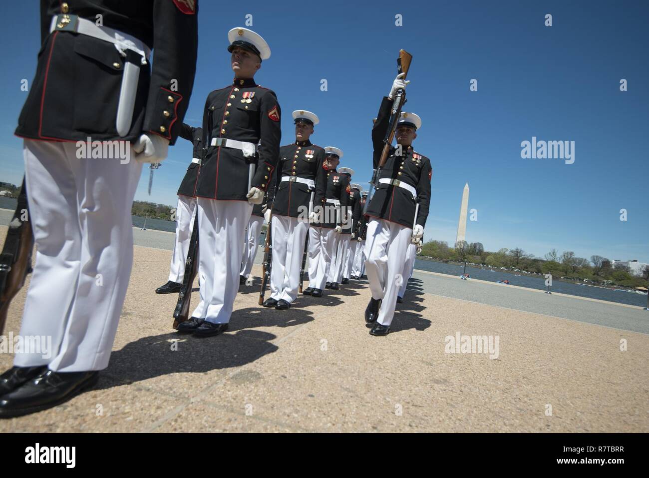 WASHINGTON, Distretto di Columbia - STATI UNITI Marine Corps Silent Drill Platoon compete durante il servizio comune trapano mostra Team Aprile 08, 2017, presso il Jefferson Memorial a Washington D.C. Trapanare squadre provenienti da tutti e quattro i rami delle forze armate statunitensi e gli Stati Uniti Coast Guard hanno gareggiato in un display di competenze all'evento che ha celebrato negli Stati Uniti il patrimonio militare presso il National Cherry Blossom Festival. Il silenzioso plotone di perforazione eseguita per la prima volta nel tramonto parate del 1948 e ha ricevuto una tale risposta schiacciante che divenne presto una parte regolare della parate a caserma marini Washi Foto Stock