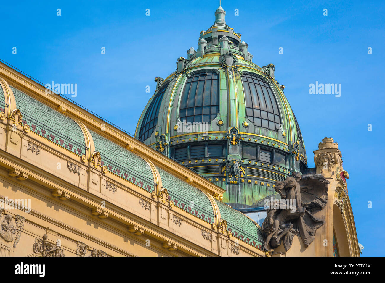 Praga art nouveau, vista la grande cupola sul tetto art nouveau elegante Obecni dum (Casa Municipale) edificio a Praga, Repubblica Ceca Foto Stock