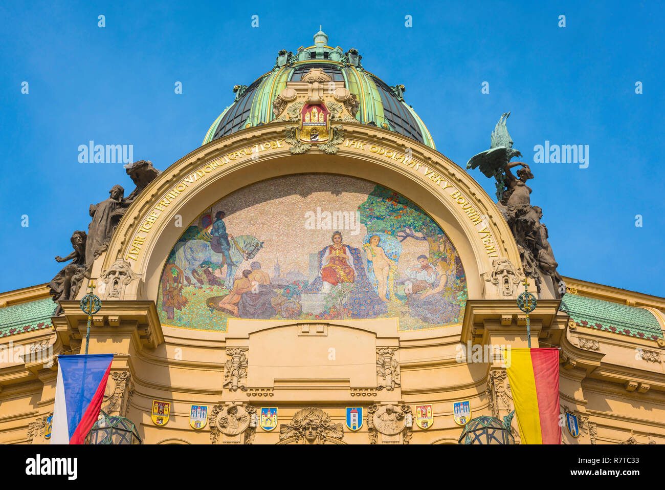 Art nouveau di Praga, vista di un mosaico variegato lungo il tetto dell'arte in stile nouveau Obecni dum (Casa Municipale) edificio a Praga, Repubblica Ceca Foto Stock