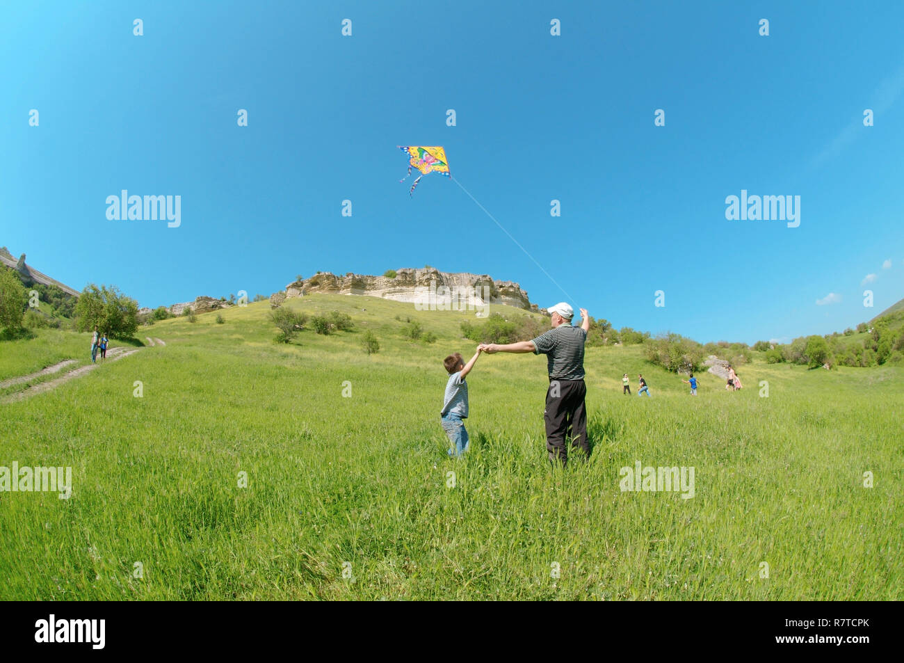 Nonno e nipote volare un aquilone, Crimea, montagne, Crimea, Ucraina Foto Stock