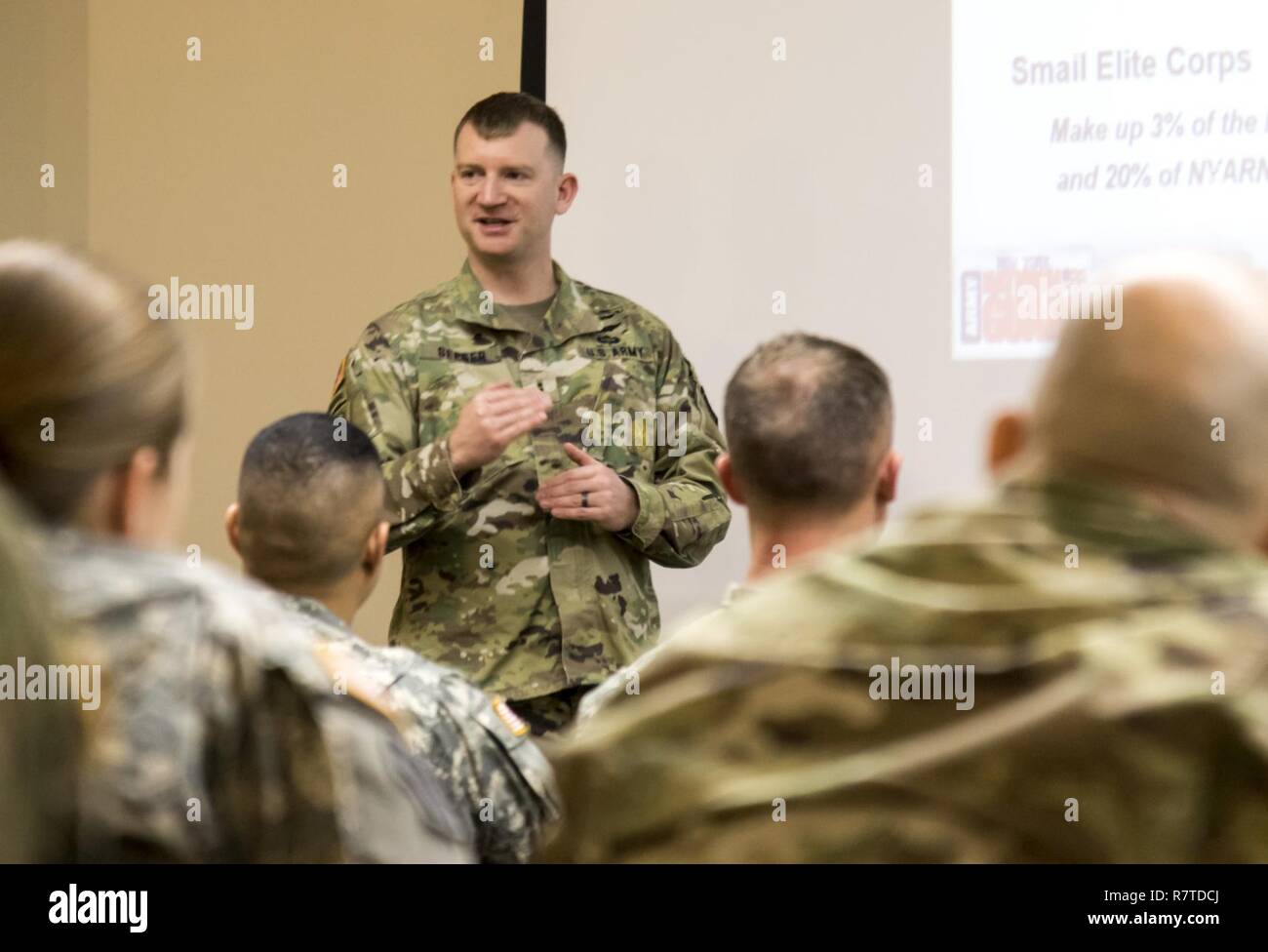 Chief Warrant Officer 2 Chris Seeger, un mandato ufficiale responsabile di resistenza per il New York Esercito Nazionale Guardia, illustra i requisiti di ammissibilità durante il mandato ufficiale simposio a Camp Smith, N.Y., Aprile 8, 2017. Foto Stock