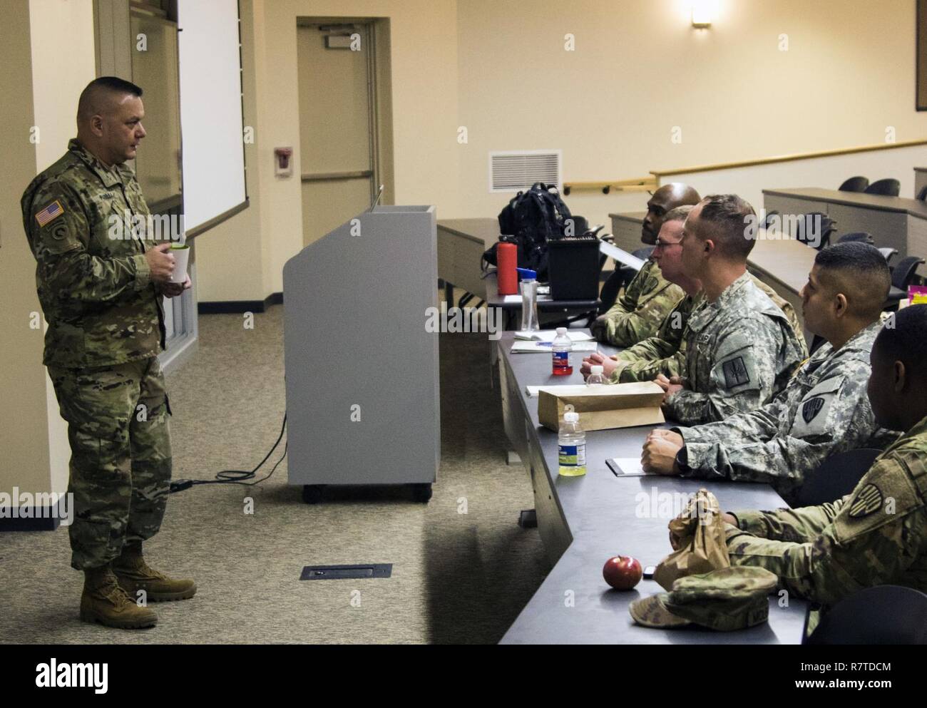 Chief Warrant Officer 4 Peter Padilla, il mandato senior officer per il funzionario generale di comando, 53a comando di truppe per la New York Esercito Nazionale Guardia, condivide la sua esperienza come un mandato ufficiale con soldati a Warrant Officer simposio a Camp Smith, N.Y., Aprile 8, 2017. ( U.S. Esercito nazionale Guard Foto Stock