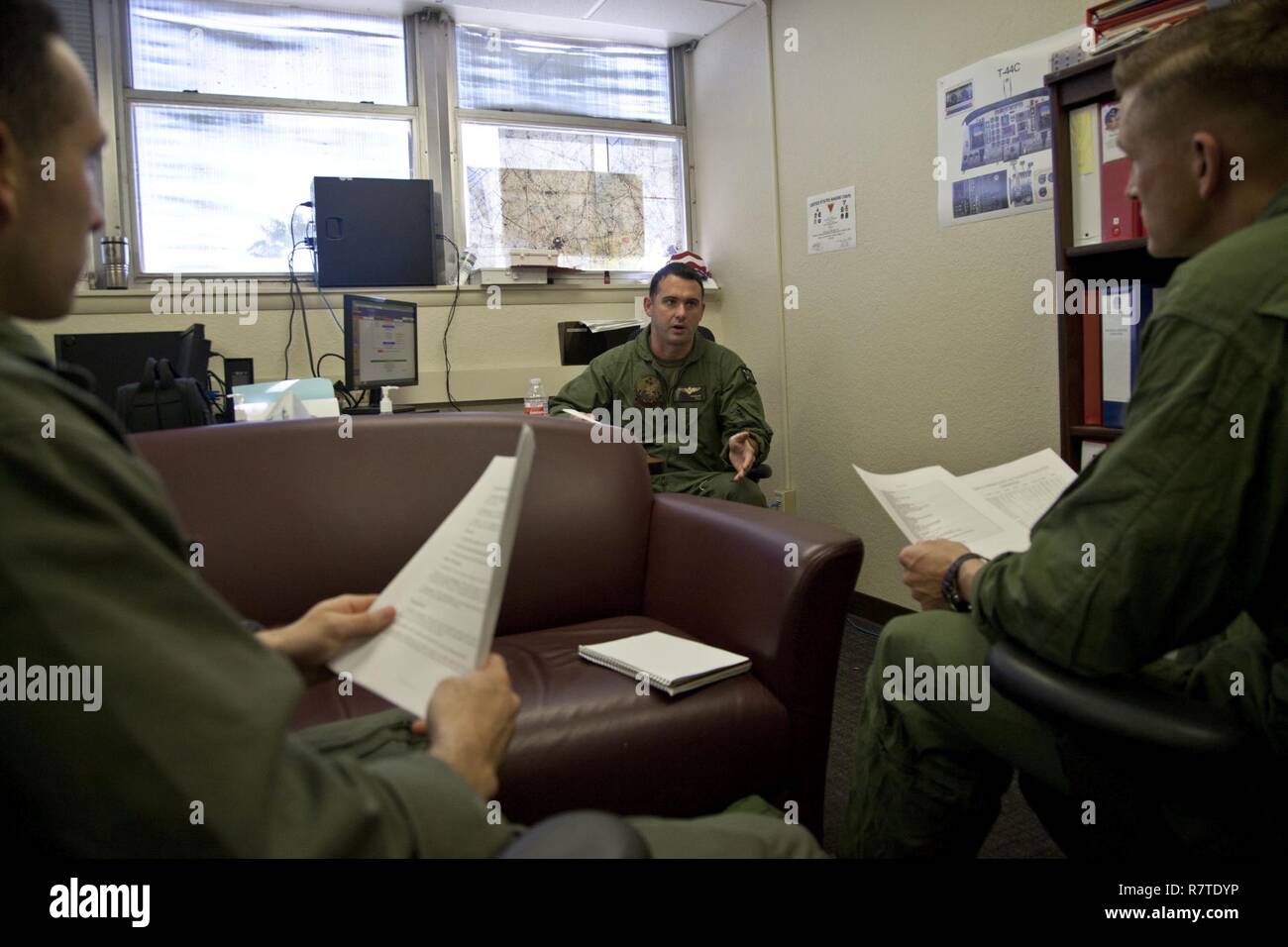 Stati Uniti Marine Corps gli ufficiali assegnati al volo di base Corso di formazione, formazione Air Wing quattro, riceve una breve alla Naval Air Station Corpus Christi, Texas, 20 marzo 2017. La missione di formazione Air Wing quattro è di fornire addestramento di volo così come intermedio e avanzato e addestramento di volo utilizzando multi-engine di aeromobili. Foto Stock