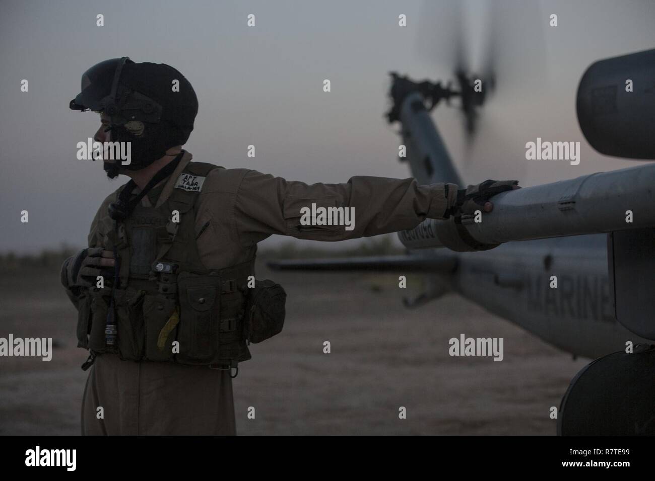 Stati Uniti Marine Corps Capt. Christopher P. Starr,un'AH-1 Z pilota con Marine attacco leggero elicottero squadron 169 (HMLA-169), attende come un AH-1Z Viper refuels in corrispondenza di una attivazione di avanzamento e punto di rifornimento a zona di atterraggio Bull (LZ Bull), Cioccolato Mountain Aerial Gunnery gamma, California, 8 aprile 2017. Le armi e le tattiche di corso per istruttore (WTI) è di sette settimane di formazione evento ospitato da MAWTS-1 cadre, in cui si sottolinea che un'integrazione operativa delle sei funzioni del Marine Corps aviation a sostegno di un Marine Air Ground Task Force e fornisce funzionalità standardizzate tattico avanzato per la formazione e la certificazione di unità Foto Stock