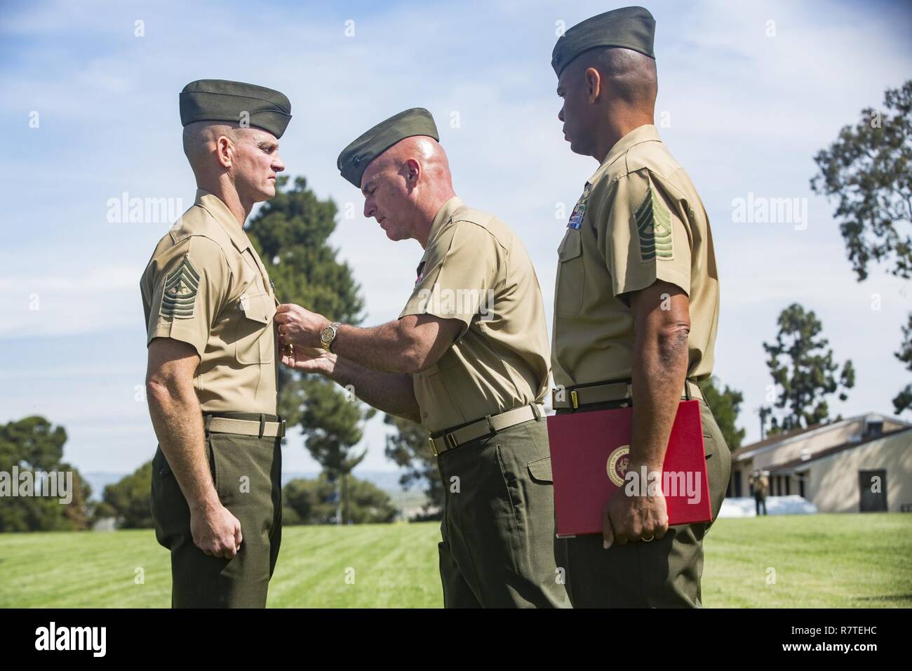 Stati Uniti Marine Sgt. Il Mag. Troy E. nero riceve un premio da Briga. Gen. David A. Ottignon durante il primo Marine Logistics Group sollievo e cerimonia di nomina a bordo Marine Corps base Camp Pendleton, California, 7 aprile 2017. Nero rinunciato il suo posto come il sergente maggiore del primo MLG a Sgt. Il Mag. Lonnie N. Travis durante la cerimonia in 11 Sfilata Area campo. Ottignon è il comandante generale del 1° MLG. Foto Stock