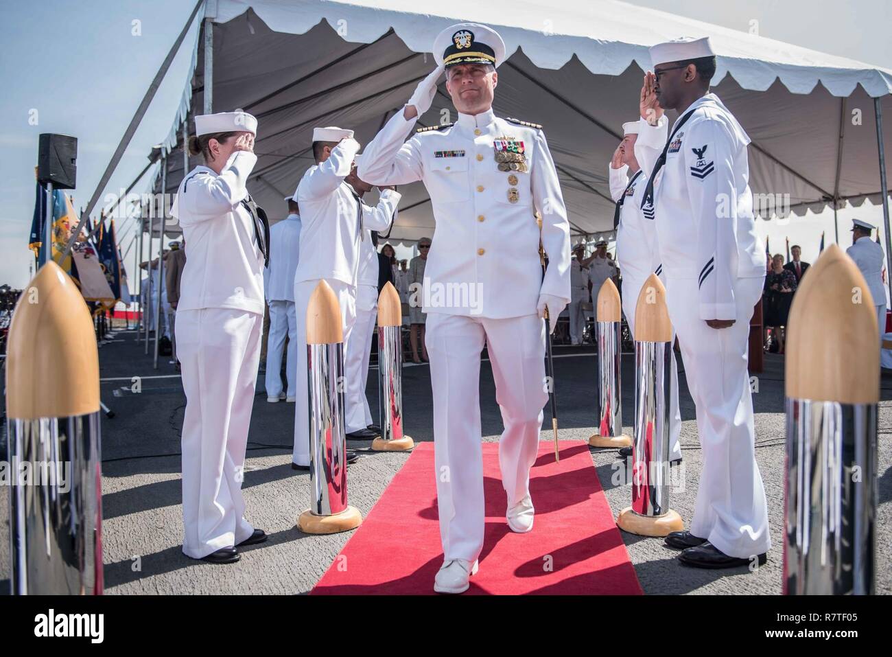 SAN DIEGO (Aprile 6, 2017) Capt. William R. Daly passa al lato boys durante il Destroyer Squadron (DESRON) 23 cambiamento di cerimonia di comando a bordo della USS Higgins (DDG 76). Foto Stock