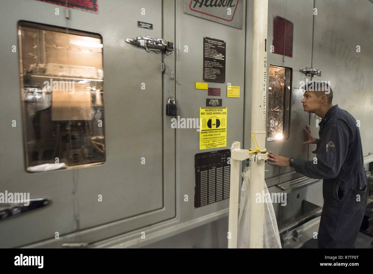 Mare Mediterraneo (7 aprile 2017) Turbina a Gas sistemi (meccanici) terza classe Demetrius Hernandez, da Chicago, ispeziona visivamente una turbina a gas a bordo della USS Ross (DDG 71) Aprile 7, 2017. USS Ross, un Arleigh Burke-class guidato-missile distruttore, distribuita a Rota, Spagna, sta conducendo operazioni navali negli Stati Uniti Sesta flotta area di operazioni a sostegno degli Stati Uniti per gli interessi di sicurezza nazionali in Europa e in Africa. Foto Stock