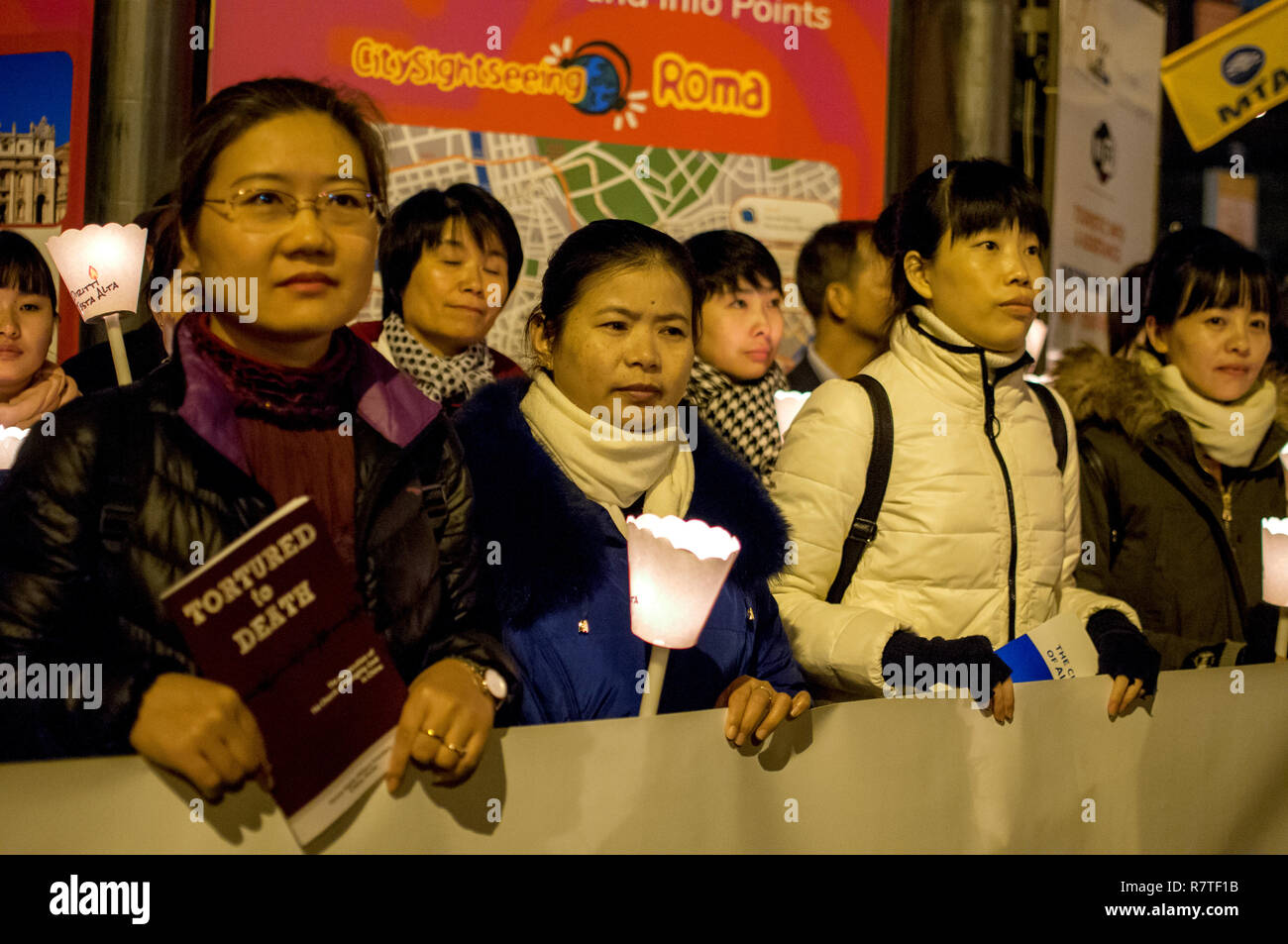 Roma, Italia. Decimo Dec, 2018. Fiaccolata a Roma per celebrare il settantesimo anniversario della Dichiarazione Universale dei Diritti dell'uomo. Il promotore organizzazioni - ActionAid, Amnesty International Italia, Caritas, di emergenza e di Oxfam, hanno preso il filo in oltre 80 città italiane alla luce di una candela contro le violazioni dei diritti umani sparsi in tutto il mondo e nel nostro paese. Credito: Patrizia Cortellessa/Pacific Press/Alamy Live News Foto Stock