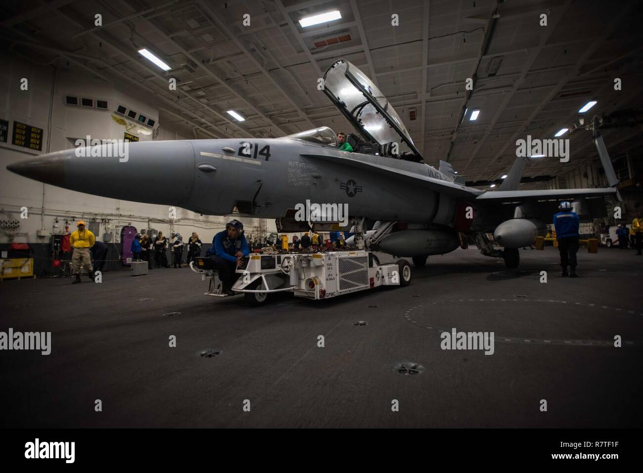 Oceano Pacifico (8 aprile 2017) dell'aviazione di Boatswain Mate Airman Ricky Sanchez opera un rimorchiatore a durante lo spostamento di un aeromobile durante una generale quarti praticare nell'hangar bay a bordo della portaerei USS Theodore Roosevelt CVN (71). Theodore Roosevelt è in corso a condurre una nave su misura della disponibilità di formazione al largo della costa della California del Sud. Foto Stock