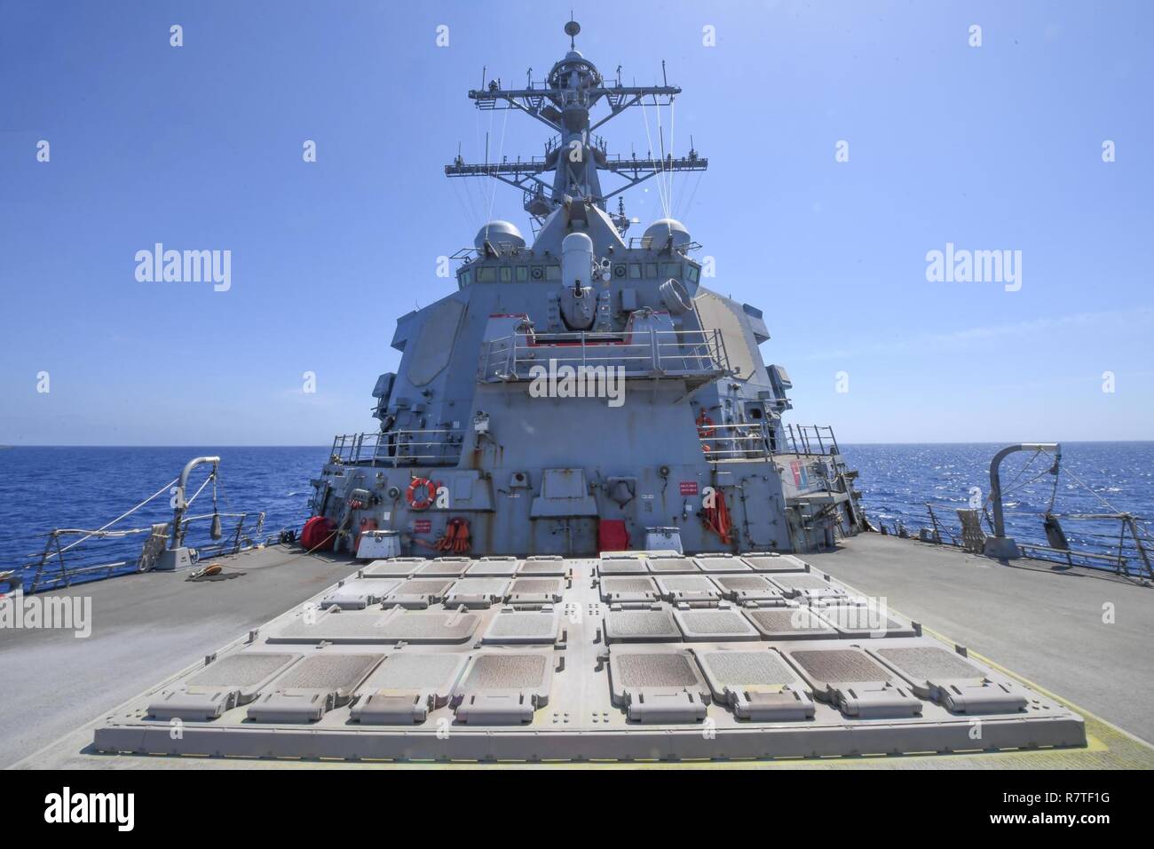 Mare Mediterraneo (Aprile 7, 2017) Il lanciatore di avanzamento a bordo guidato-missile destroyer USS Porter (DDG 78), 7 aprile 2017. Porter, distribuita a Rota, Spagna, sta conducendo operazioni navali negli Stati Uniti Sesta flotta area di operazioni a sostegno degli Stati Uniti per gli interessi di sicurezza nazionali in Europa. Foto Stock